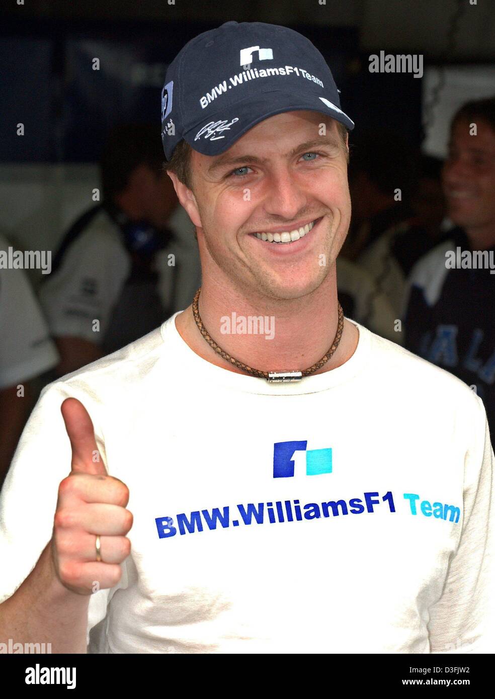 (Afp) - L'allemand Ralf Schumacher pilote de formule 1 donne l'thumbs-up après la formation gratuite sur la piste de course à Magny-Cours, France, 5 juillet 2003. Schumacher a terminé premier au Grand Prix de France le 6 juillet, pour célébrer avec son coéquipier colombien le deuxième double-victoire consécutives de BMW Williams. Banque D'Images