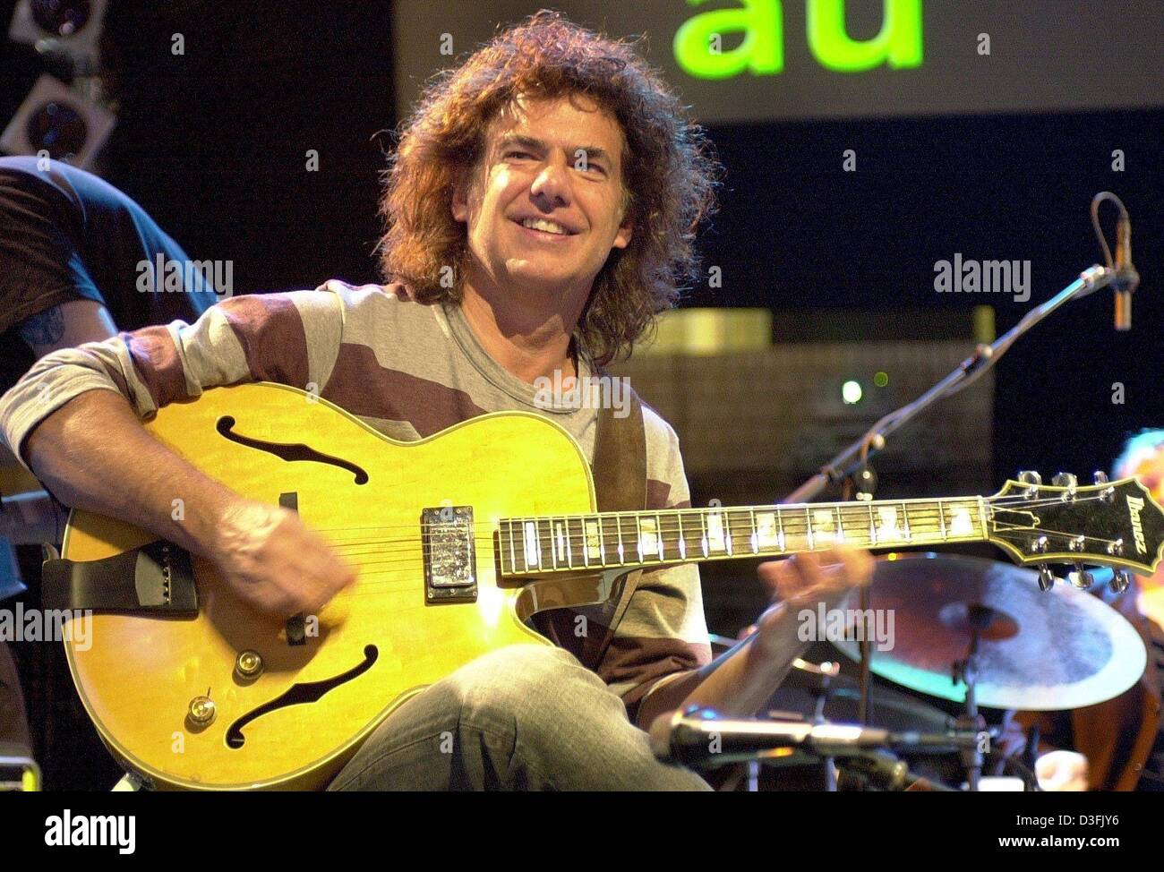 (Afp) - la star américaine guitarrist Pat Metheny joue de la guitare pendant un concert de the JazzBaltica festival à Salzau, le nord de l'Allemagne, le 6 juillet 2003. Le festival de jazz de trois jours comprend des concerts de musiciens de l'United States, en Afrique, en Amérique du Sud et Europe. Banque D'Images