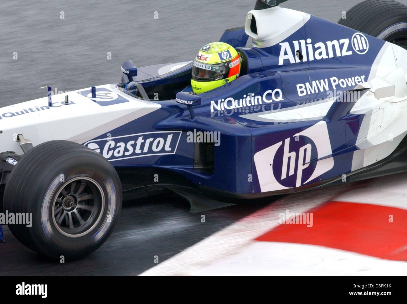 (Afp) - un pilote Le pilote allemand Ralf Schumacher (Williams-BMW) oriente son boliden formule un voiture à travers une chicane durant la ronde de formation gratuite à l'hippodrome à Magny-Cours, France, 4 juillet 2003. Il est le deuxième plus rapide avec un temps de 1 167 secondes derrière. Le Grand Prix de Formule 1 de France aura lieu le dimanche 6 juillet à Magny-Cours. Banque D'Images