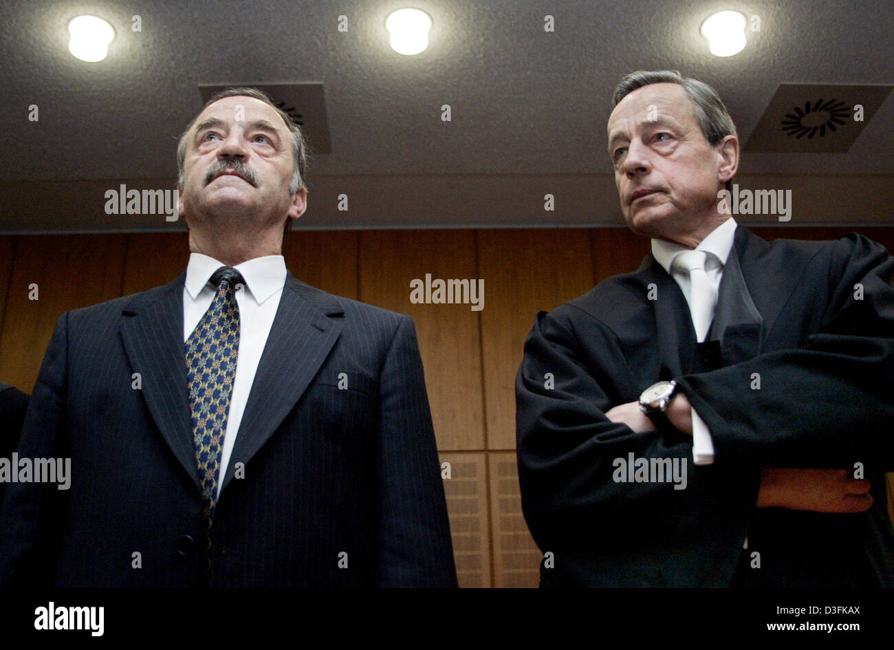 (Afp) - L'ancien Vice-président du département de la police de Francfort Wolfgang Daschner se range aux côtés de son avocat Eckart Hild (R) dans la salle du tribunal à la cour régionale de Francfort, Allemagne, 20 décembre 2004. Daschner a été condamné à payer une amende en raison de sa menace de torture dans le cas d'enlèvements Metzler. Le tribunal régional de Francfort a considéré qu'il s'est révélé dans son verdict le 20 Dece Banque D'Images