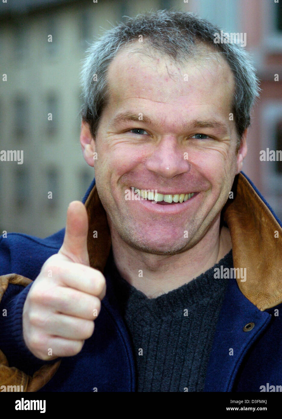 (Afp) - le réalisateur allemand Uwe Boll donne le feu vert à Mainz, Allemagne, 3 décembre 2004. Le 39-year-old directeur est intéressée à garder les coûts de ses productions aussi bas que possible. L'homme relativement inconnu n'est pas seulement directeur et producteur de ses films, mais prend également soin des recettes nécessaires et les profits avec son auto publié et géré les stocks de films. Boll Banque D'Images