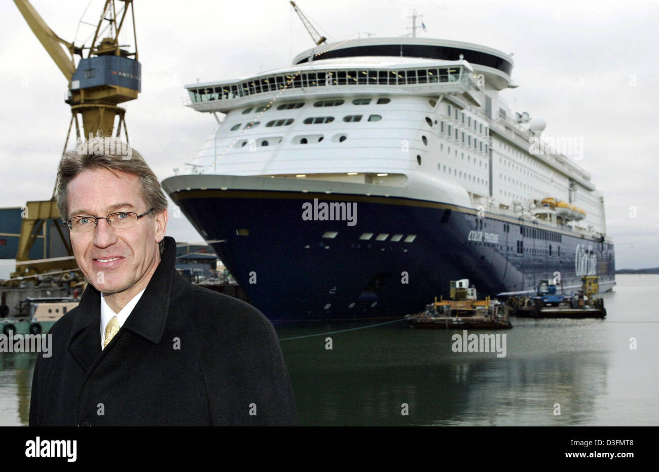 (Afp) - Le titulaire de la Color Line Shipping Company, Olav Nils Sunde, sur la photo en face de l'un paquebot de croisière MS Color Fantasy avant qu'il soit remis à la compagnie maritime norvégienne à l'Kverner Masa Yards à Turku, Finlande, le vendredi 3 décembre 2004. Le 224 m de long accueille 2790 passagers et navires 750 véhicules, et offre une variété de 15 bars et restaurants et un 1 Banque D'Images