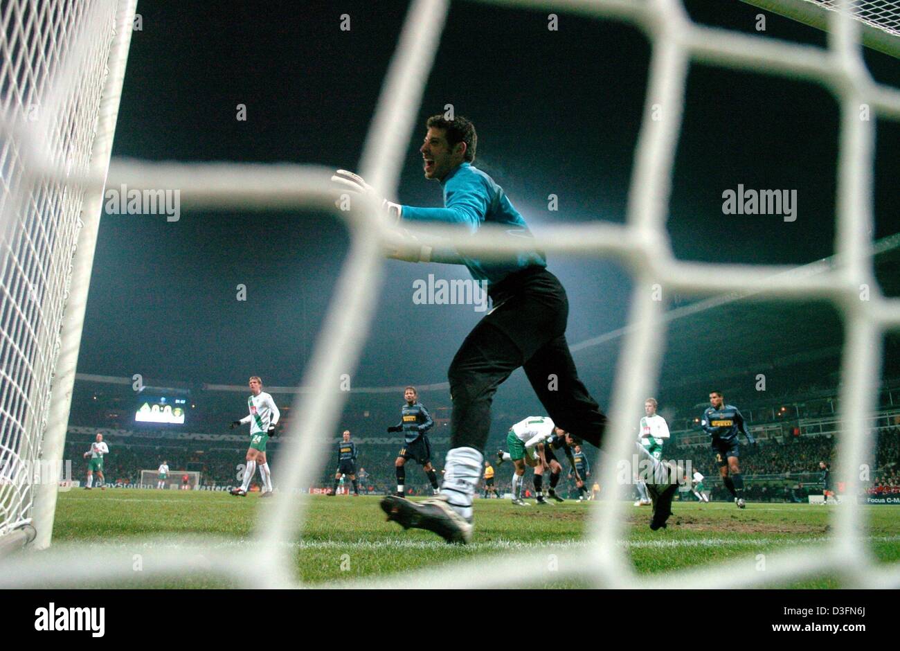 (Afp) - le gardien entre Francesco Toldo (avant) crie des instructions à ses coéquipiers lors de la Ligue des Champions de l'adéquation entre le Werder Brême et l'Inter Milan au Weserstadion de Brême, Allemagne, 24 novembre 2004. Le jeu s'est terminée par un nul 1-1. Inter est déjà qualifié pour le tour suivant tandis que Brême doit encore trouver une place dans leur dernier match de groupe contre l'Espagne FC Vale Banque D'Images