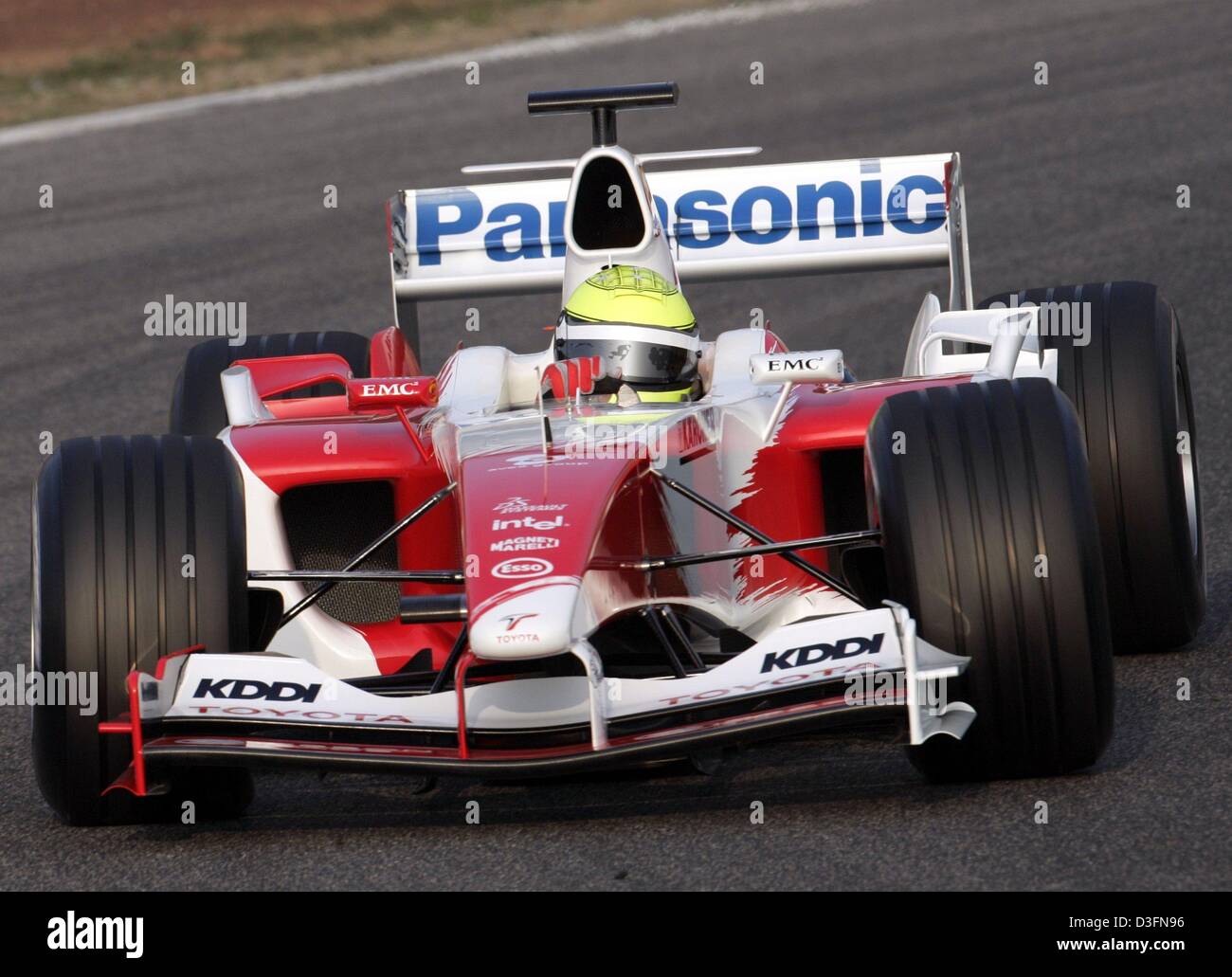 (Afp) - pilote de Formule 1 allemand Ralf Schumacher dans une voiture de course de Toyota sur le circuit de Catalogne à Barcelone, Espagne, 24 novembre 2004. Schumacher, qui est toujours sous contrat avec l'équipe Williams-BMW, a reçu la permission de tester pour sa nouvelle équipe Toyota pour qui il veut conduire dans la prochaine saison de F1 2005. Banque D'Images