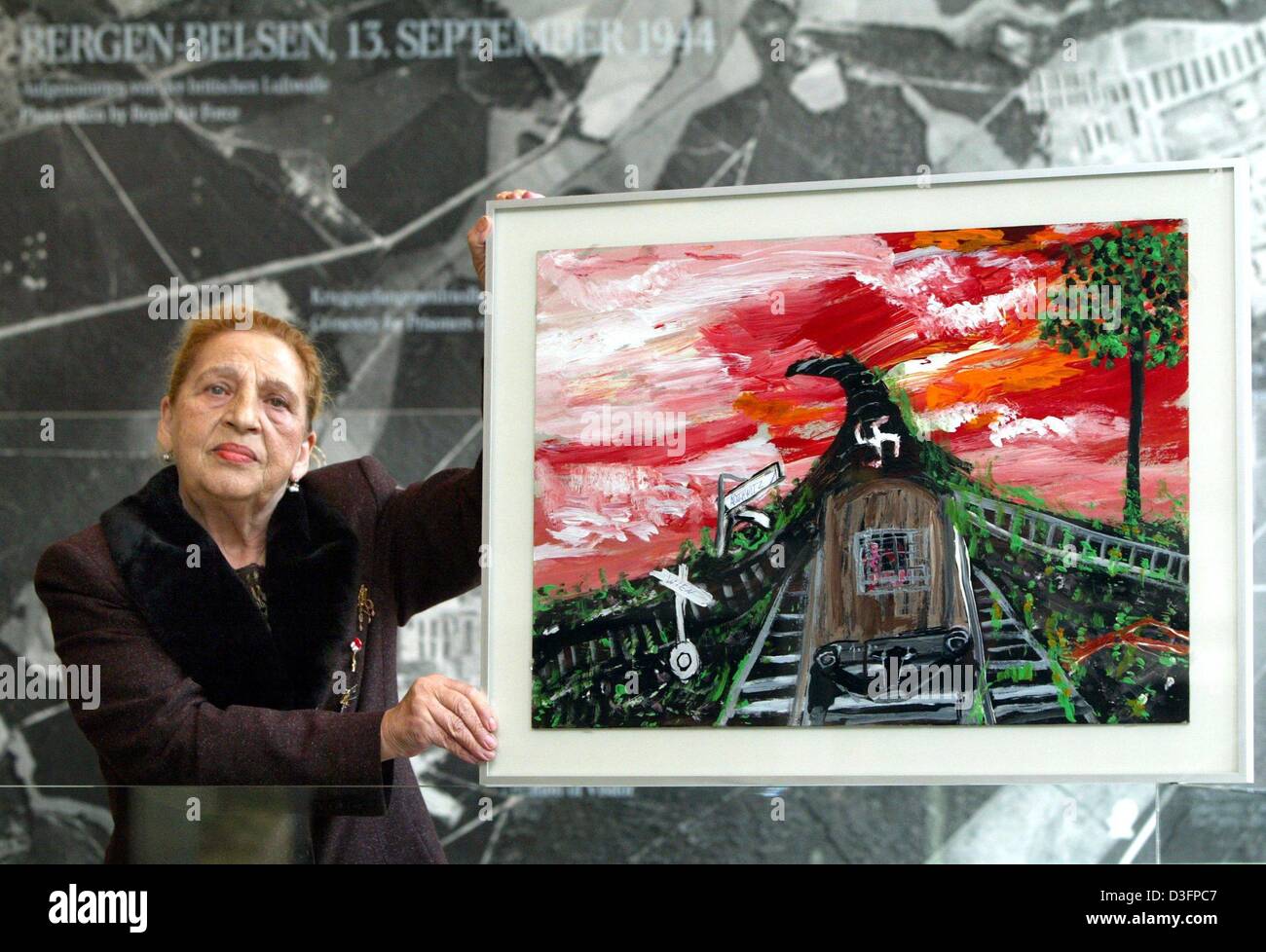 (Afp) - Roms autrichiens Ceija Stojka-femme est titulaire d'une de ses photos dans le mémorial du camp de concentration de Bergen-Belsen, en Allemagne, 1 mars 2003. Elle avait 10 ans quand elle est déportée au soi-disant camp de gitans avec ses cinq frères et sœurs et des milliers des Sinti et Roms. Plus tard Ceija Stojka a été amené au camp de concentration Bergen-Belsen. L'exposition 'Ich hab' Angst, Aus Banque D'Images