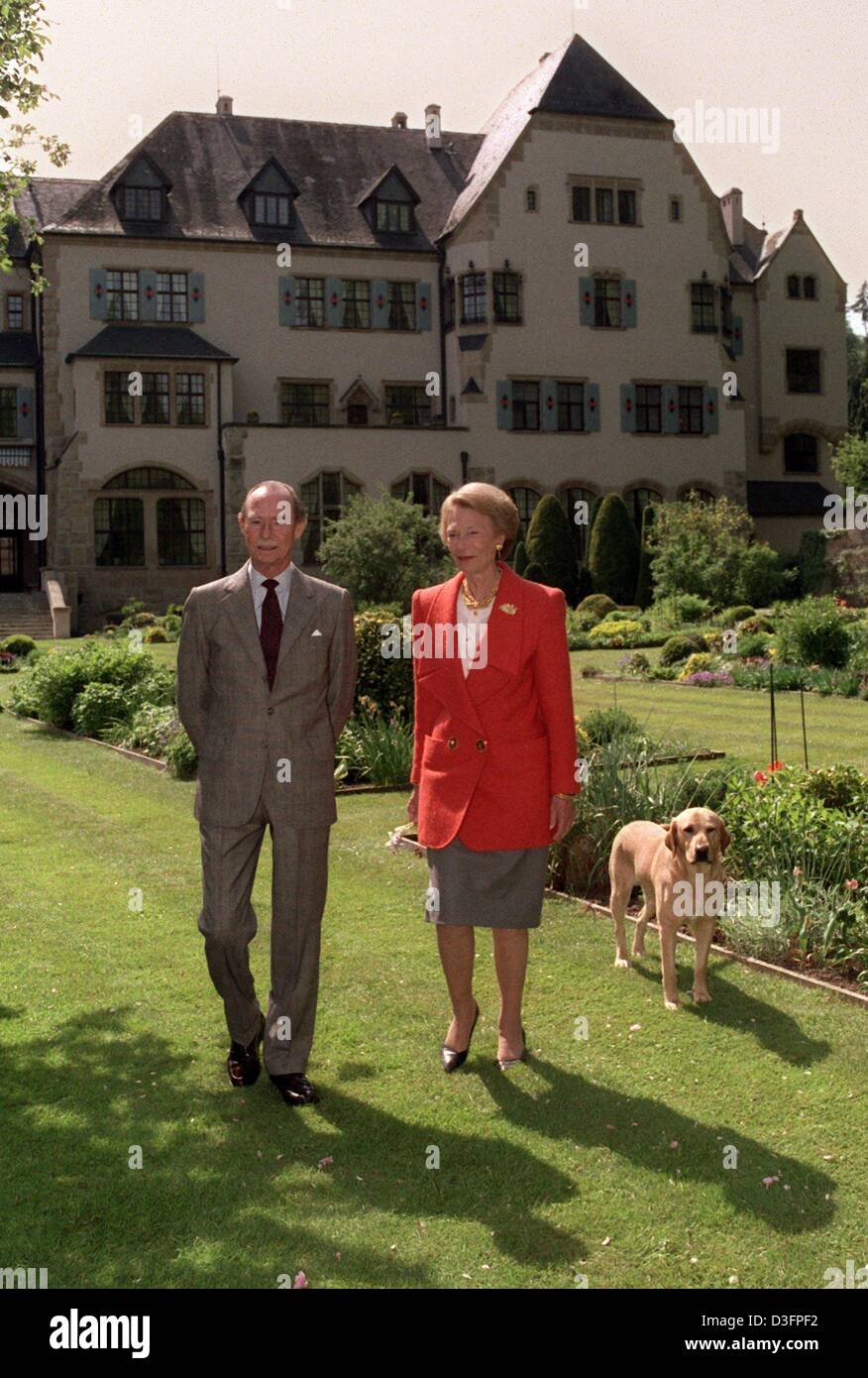 (Afp) - Le Grand-duc Jean de Luxembourg et son épouse la grande-duchesse Joséphine Charlotte demeurent dans leur jardin et posent devant leur demeure seigneuriale chateau Colmar-Berg au Luxembourg, le 5 mai 1993. Banque D'Images