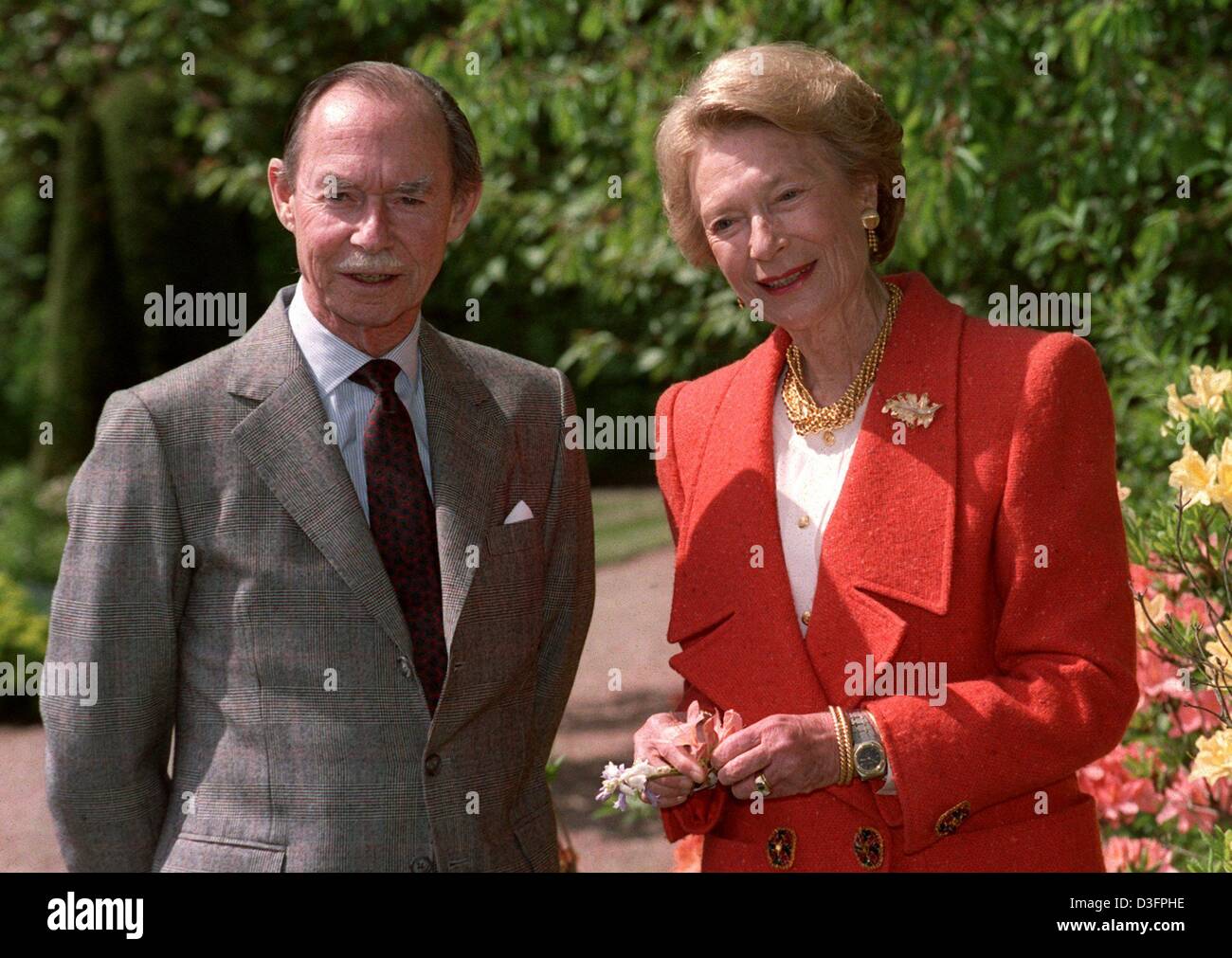 (Afp) - Le Grand-duc Jean de Luxembourg et son épouse la grande-duchesse Joséphine Charlotte demeurent dans leur jardin à leur demeure seigneuriale chateau Colmar-Berg au Luxembourg, le 5 mai 1993. Banque D'Images
