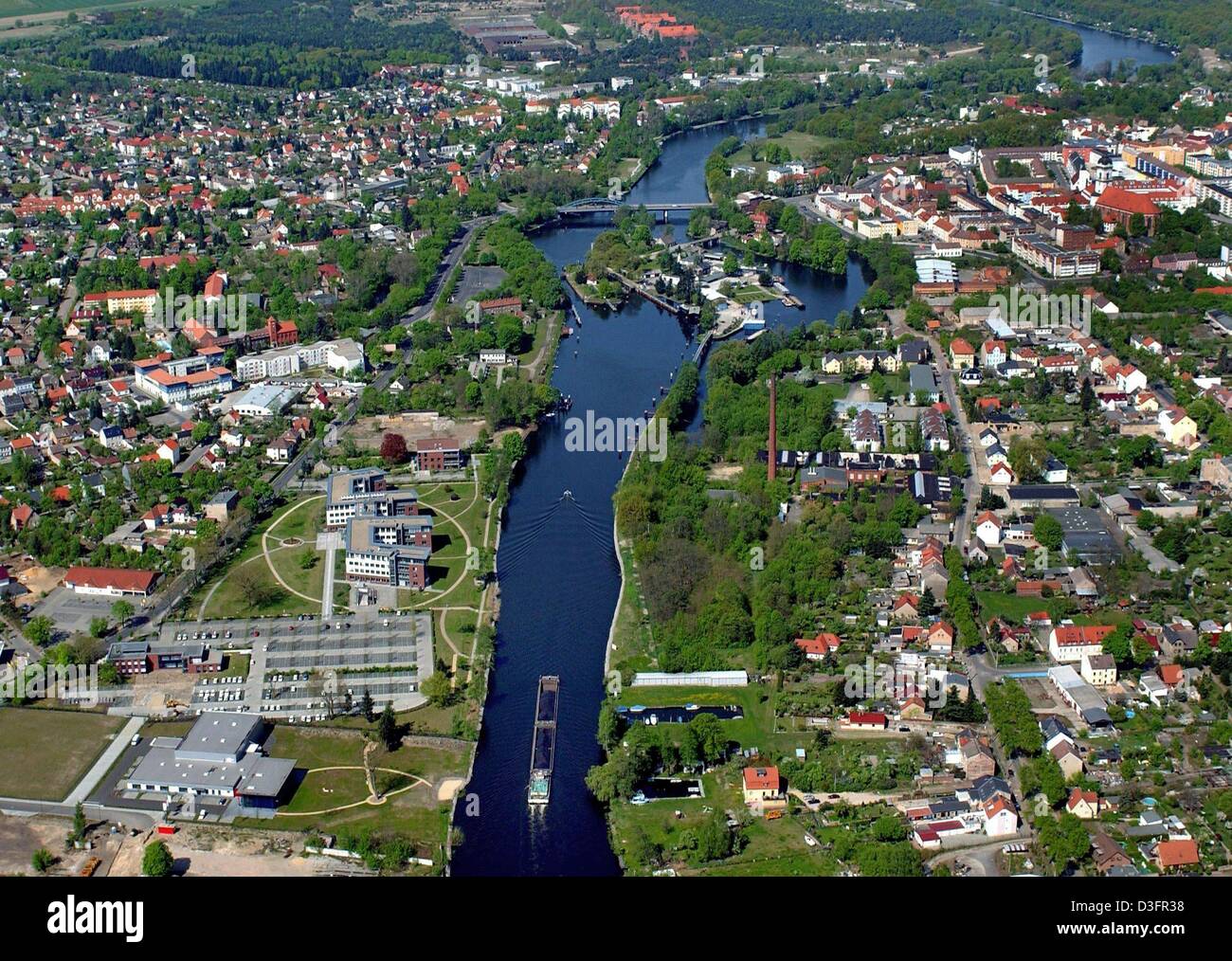 (Afp) - Une vue aérienne montre la ville de Fuerstenwalde sur la Spree, l'Allemagne, 6 mai 2003. Banque D'Images