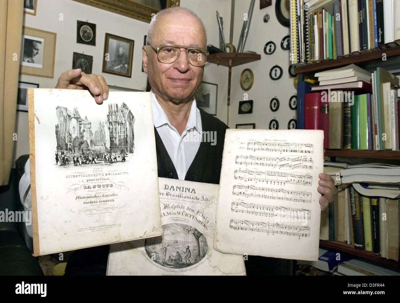 (Afp) - Michael Schuncke présente feuille originale musique composée par ses ancêtres dans sa maison à Baden-Baden, Allemagne, 24 avril 2003. Il a été l'archivage des œuvres de la dynastie Schuncke depuis 1943, avec sa collection composée de 400 pièces de musique en feuilles, des photos et des lettres. Banque D'Images