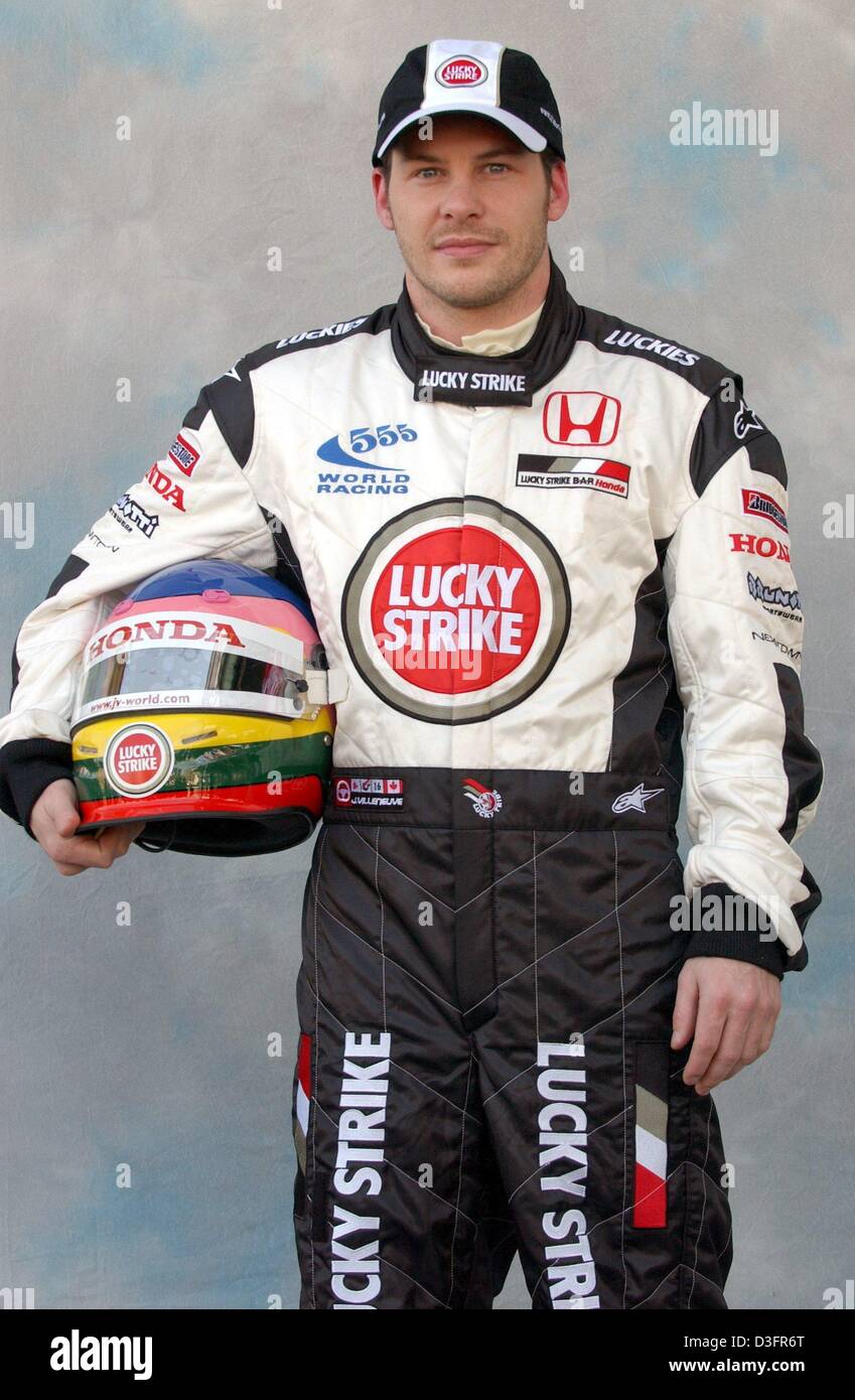 (Afp) - Le Canadien Jacques Villeneuve pilote de formule 1 de l'équipe BAR-Honda, pose sur la piste de course à Melbourne, le 6 mars 2003. Banque D'Images