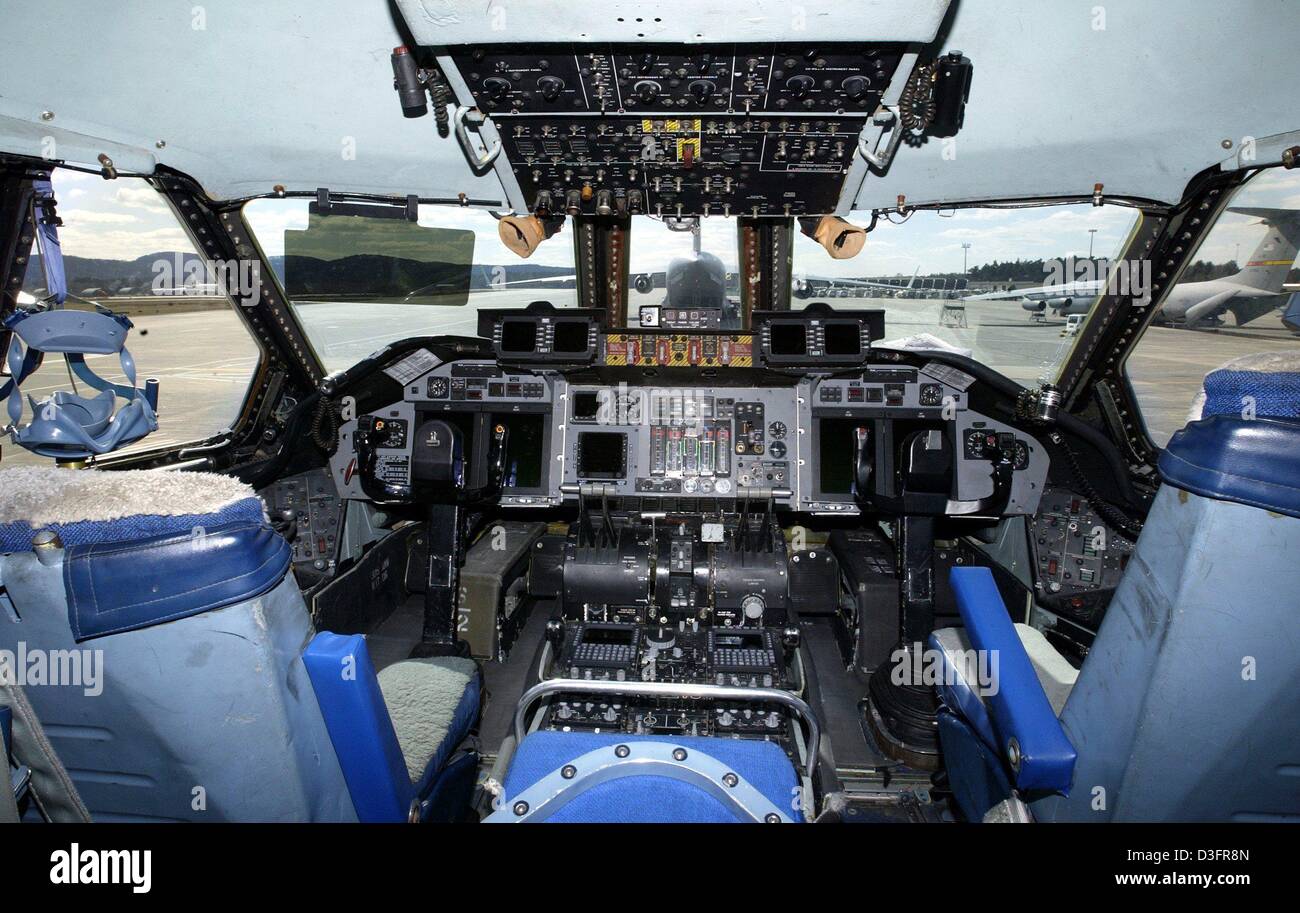 (Afp) - un point de vue dans le cockpit de l'avion cargo de type C141 'tarlifter" de l'US Air Force à la base aérienne américaine de Ramstein, en Allemagne, le 7 avril 2003. Banque D'Images