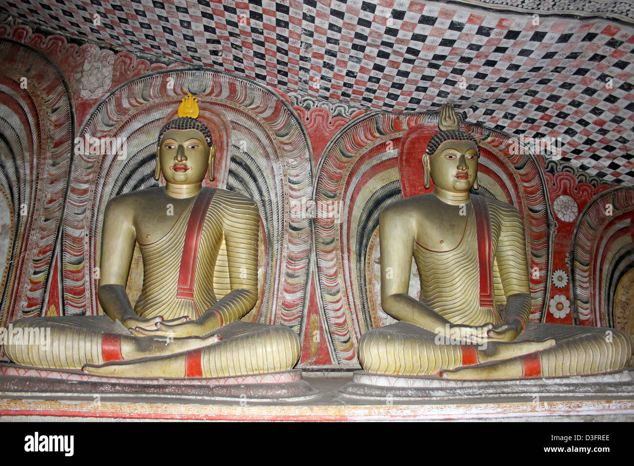 Bouddha assis en images Maharajalena Cave Temple Banque D'Images