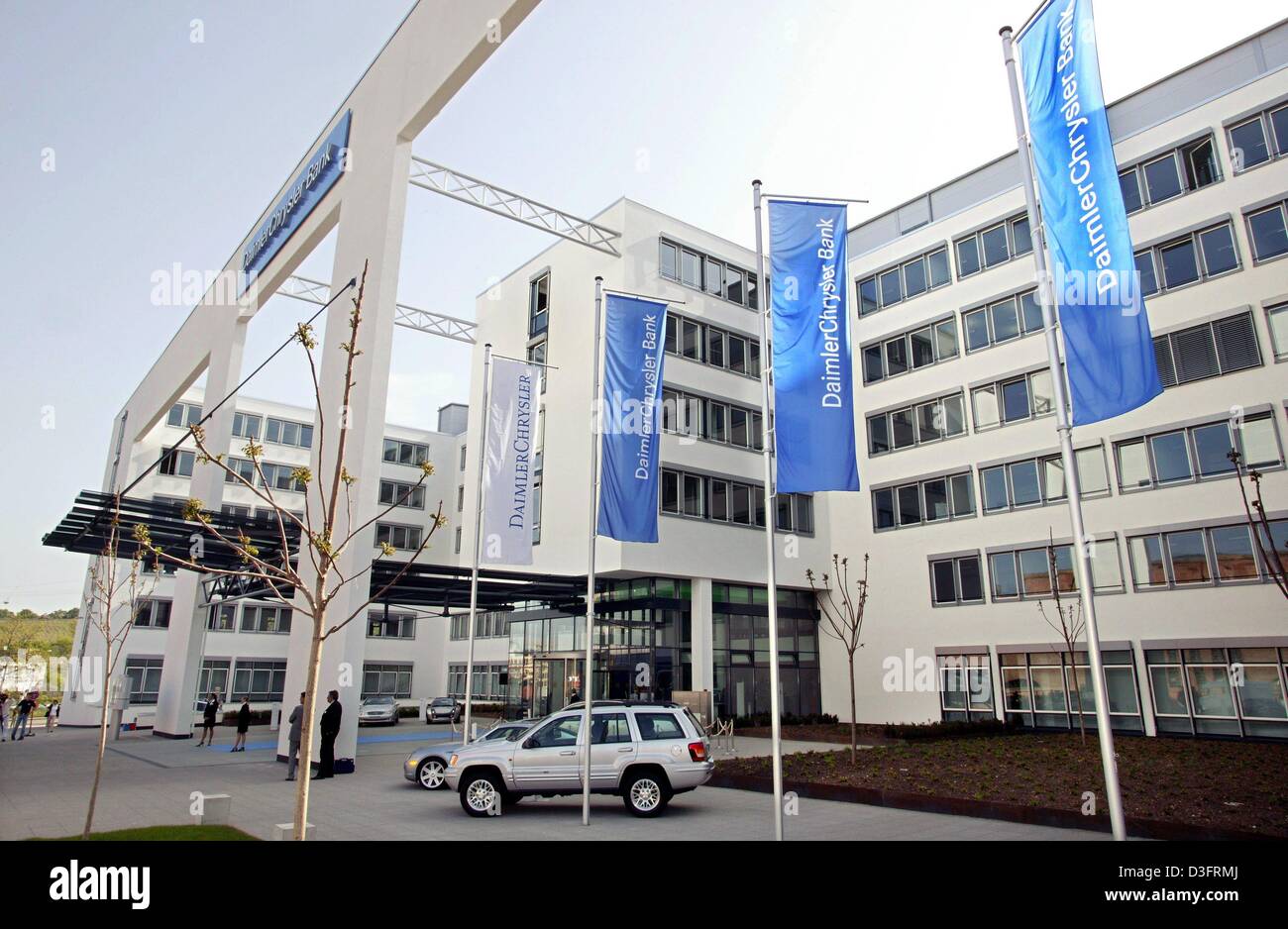 (Afp) - je vois des drapeaux devant le nouveau bâtiment du siège de la DaimlerChrysler Bank lors de son inauguration à Stuttgart, Allemagne, le 5 mai 2003. Banque D'Images