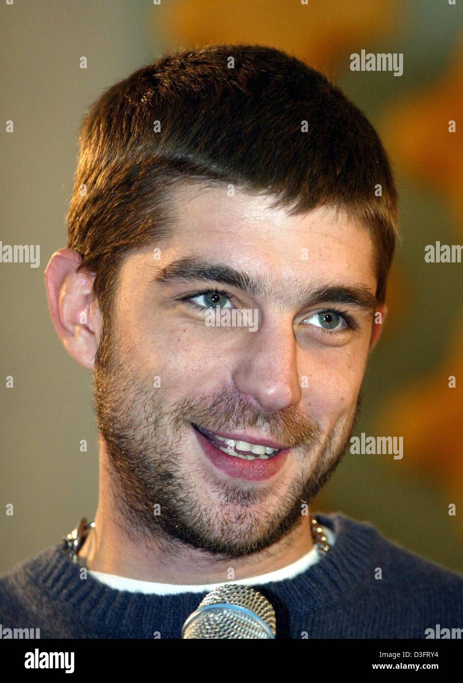 (Afp) - L'acteur italien Libero De Rienzo sourit pendant le 53e Festival International du Film de Berlin, 9 février 2003. De Rienzo a été honoré en même temps que 18 autres nouveaux acteurs de l'Europe comme l'Étoile de 2003. Banque D'Images