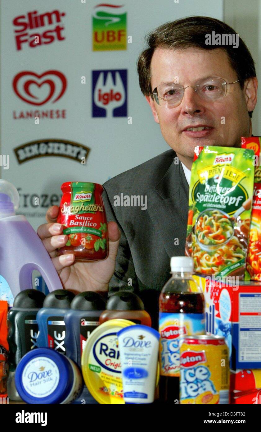 (Afp) - Johann C. Lindenberg, Président d'Unilever France, nous tend un pot de sauce à spaghetti par Knorr au cours de la conférence de presse annuelle à Hambourg, 8 avril 2003. Unilever a réduit ses marques à partir de 1 600 en 1999 à 745 aujourd'hui, vise à accroître ses qualités. Entre autres, les noms de marque, Dove, Knorr Becel pro.activ et Langnese appartiennent à Unilever, l'un des bigge Banque D'Images