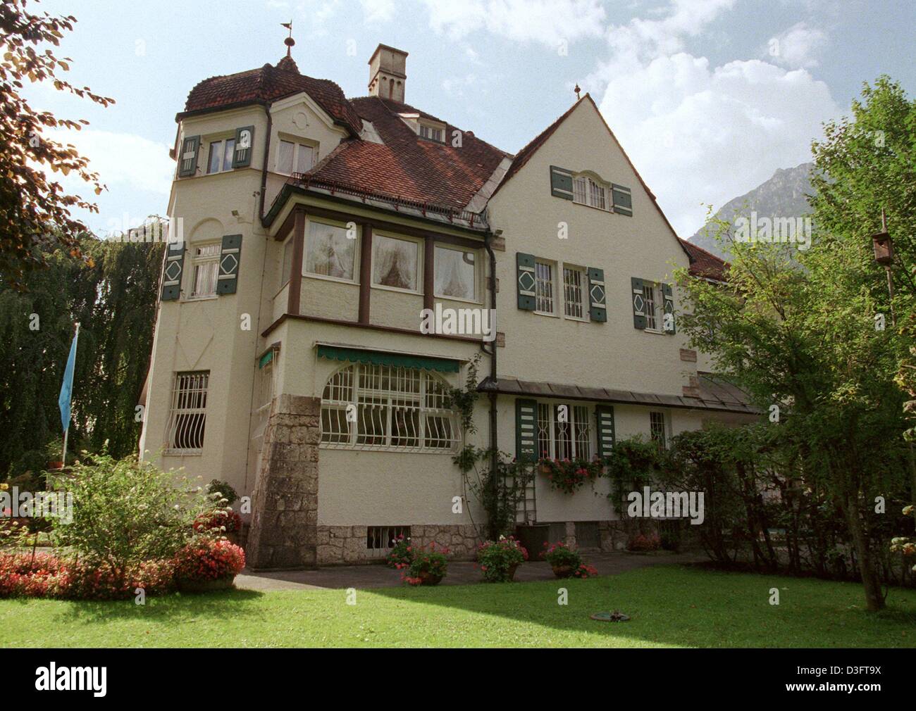 (Afp) - Une vue de la villa de compositeur et chef d'orchestre Richard Strauss, qui abrite de nos jours les archives de Richard Strauss, à Garmisch-Partenkirchen, Allemagne, le 8 septembre 1999. Strauss est né le 11 juin 1864 à Munich et mort le 8 septembre 1949 à Garmisch-Partenkirchen, Allemagne. Le fils d'un corniste, Strauss a commencé à composer, à 6. Avant qu'il était de 20, il avait eu des premières Banque D'Images