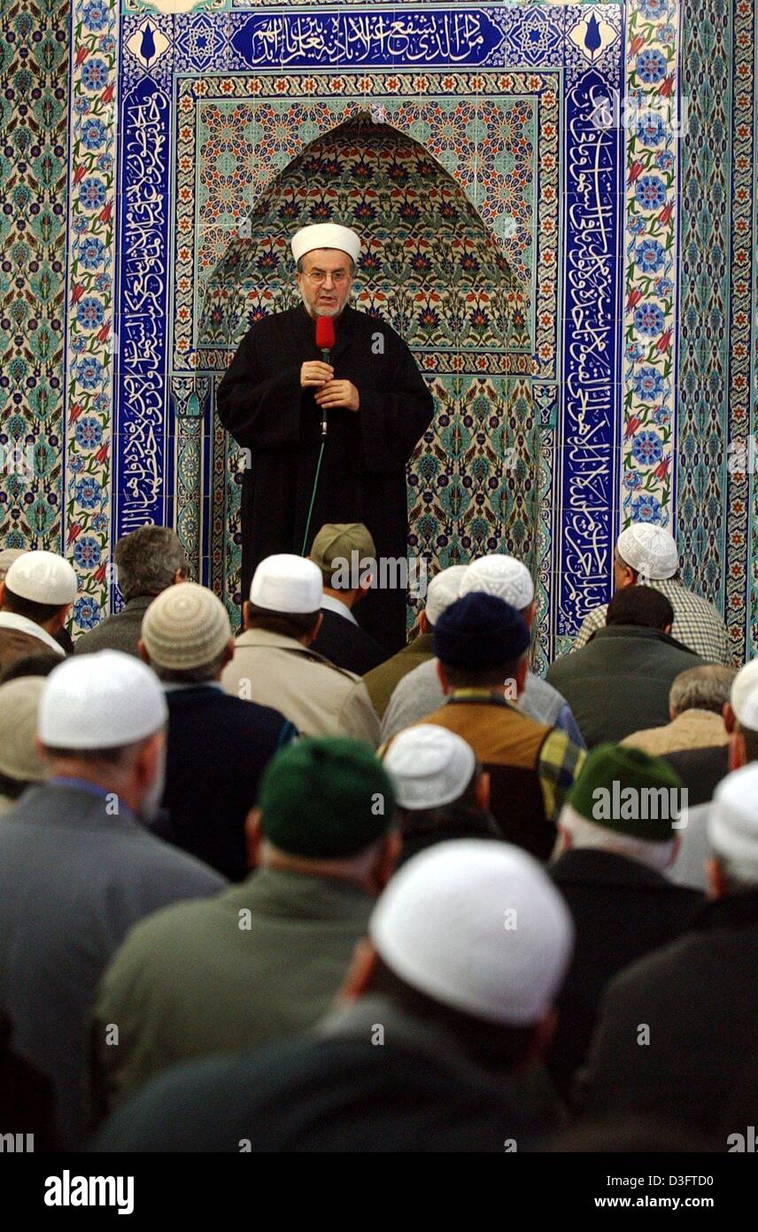 (Afp) - Environ 1 200 musulmans se réunissent pour la prière dans une mosquée pour célébrer la fête musulmane la plus importante 'Eid-Al-Adha' (fête musulmane du sacrifice) qui dure quatre jours, à Hambourg, Allemagne, 11 février 2003. Eid-Al-Adha est célébré dans tout le monde musulman en mémoire du sacrifice d'Abraham de son fils Ismaël comme écrit dans la Bible. Ensuite, Dieu a demandé à Abraham de sacrifier un r Banque D'Images