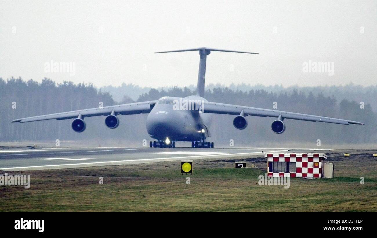 (Afp) - une galaxie est sur la piste de la base aérienne de Ramstein US près de Landstuhl, Allemagne occidentale, 10 février 2003. Ramstein est la plus grande base de l'US air force à l'extérieur des États-Unis. C'est la maison de la 86e escadre de transport aérien (escadron de transport) et le siège social de l'US Air Forces canadiennes en Europe. Selon le journal "Welt am Sonntag" le ministère de la défense américain a arrêter Banque D'Images