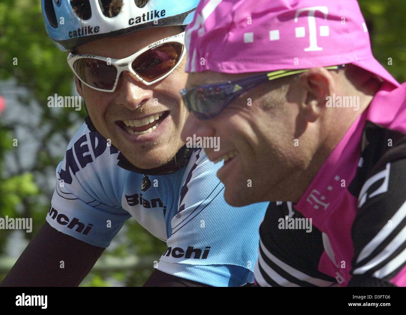(Afp) - L'Allemand Jan Ullrich cyclistes de l'équipe Coast (L) et Kai Hundertmarck de l'équipe Telekom a un chat au cours de la 42e course cycliste 'Rund um den Henninger Turm" (autour de la tour Henninger) à Francfort, 1 mai 2003. Banque D'Images