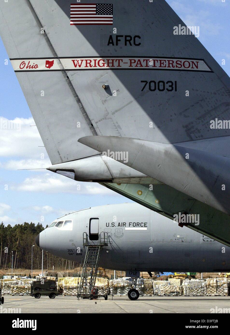 (Afp) - La queue d'un C141B Starlifter (haut) transport transporteur towers en face du réservoir de l'avion KC type 10 dans l'arrière-plan à la base aérienne US à Ramstein, en Allemagne, le 7 avril 2003. Le C-141B est considéré comme le slogger de l'US Air Force. Il peut être alimenté en air et il peut transporter jusqu'à 200 soldats ou autour de 32 tonnes de marchandises. La base aérienne de Ramstein est le l Banque D'Images