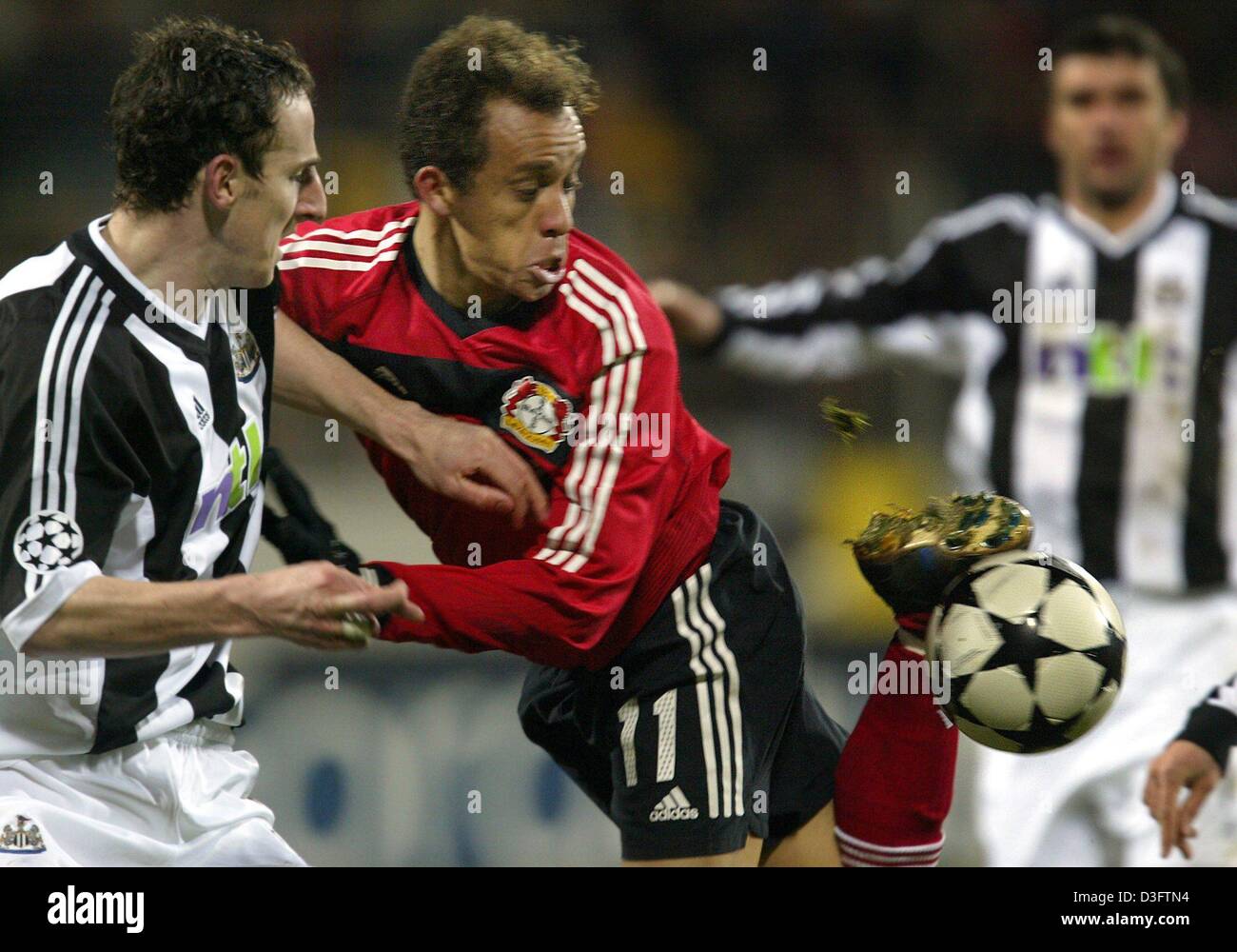 (Afp) - L'attaquant brésilien Leverkusen Sena de Souza (C) outwits Francoaldo Newcastle's Irish defender Andy O'Brien (L) lors de la Ligue des Champions d'Europe de football Bayer 04 Leverkusen jeu contre Newcastle United à Leverkusen, Allemagne, 18 février 2003. Bayer 04 Leverkusen perd contre Newcastle United 1-3 et se retire de la compétition. Assaillis de Bayer 04 Leverkusen se classe 15t Banque D'Images