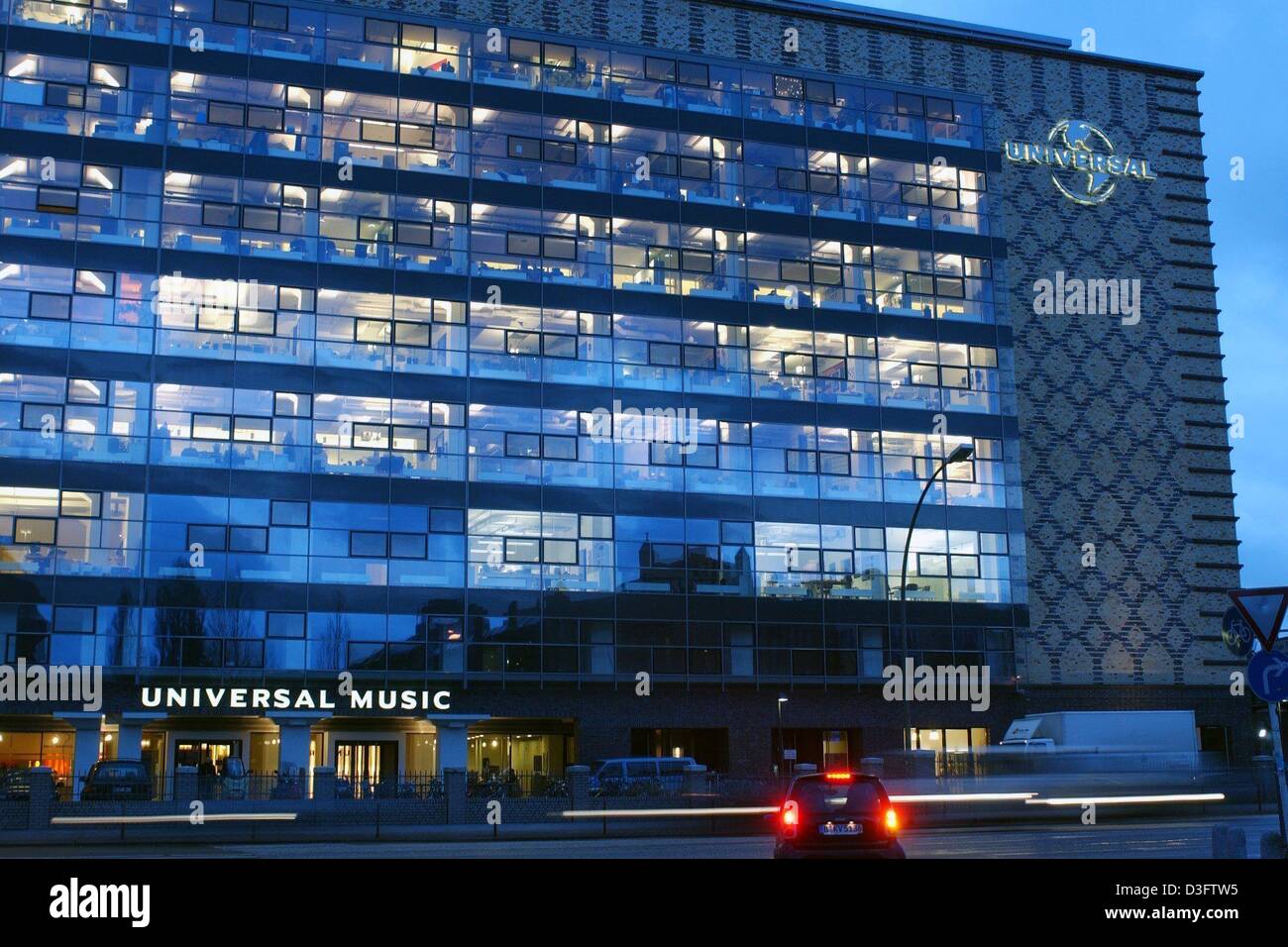(Afp) - Le siège allemand de la société Universal Music sont représentés dans Berlin, 28 janvier 2003. Universal Music, une division de la société de musique la plus importante du monde, Universal Music Group (UMG), a déménagé son siège allemand de Hambourg à Berlin en juillet 2002. La capitale allemande est considérée comme le nouveau centre créatif du pays. Banque D'Images