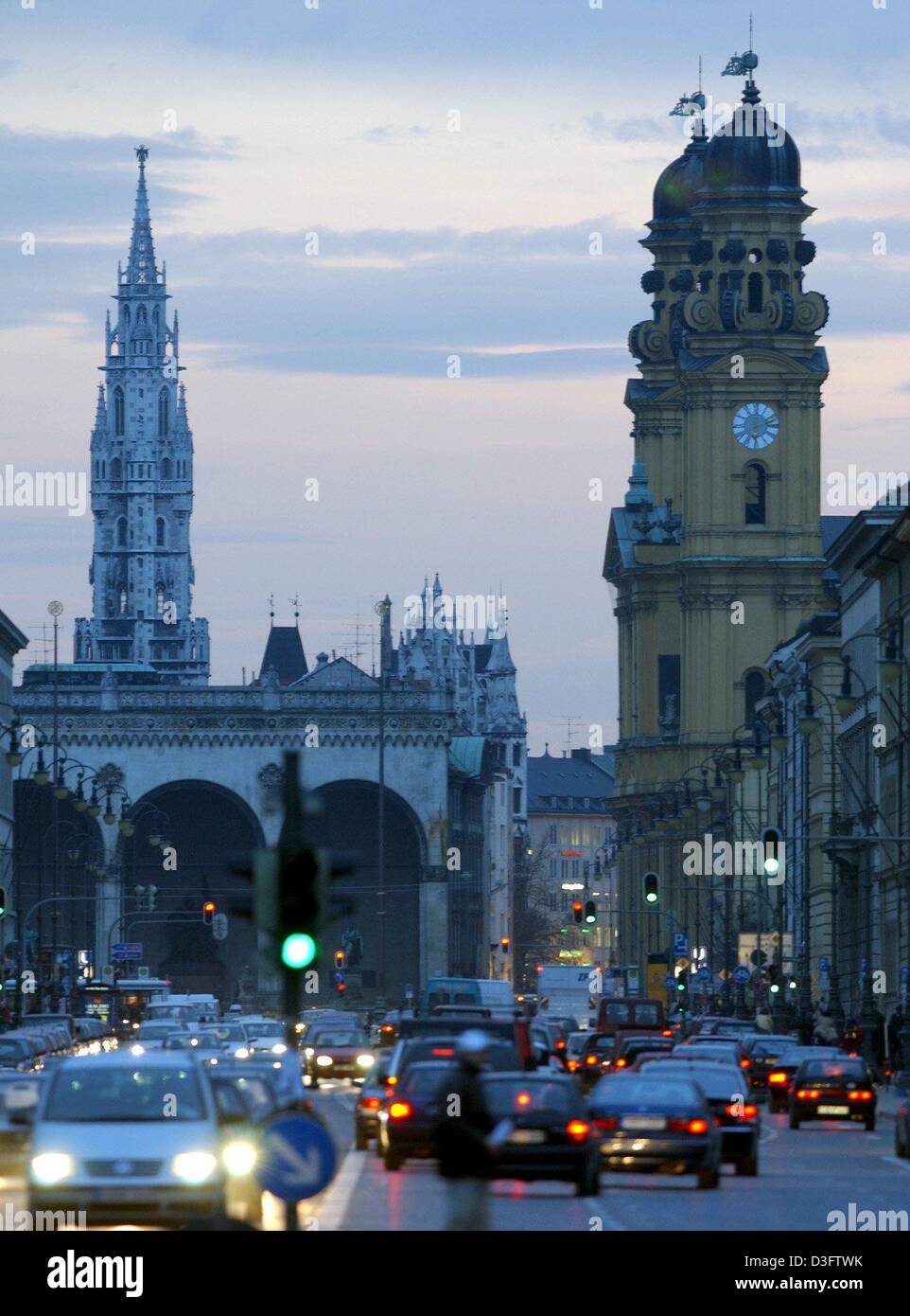 (Afp) - Une vue de l'une des rues principales de Munich, la Ludwigstrasse (Ludwig street), avec l'église de St.Kajetan, l' 'Theatinerkirche (R) et de la tour de l'hôtel de ville (L) à Munich, 11 mars 2003. Banque D'Images