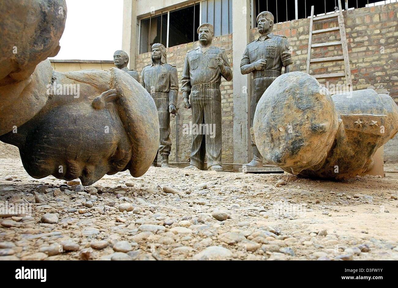 (Afp) - statues et bustes de l'ancien président irakien Saddam Hussein se trouvent dans la terre dans la cour d'une usine qui produit des répliques du dictateur, à Bagdad, le 27 avril 2003. Le sort de Saddam Hussein et ses fils après leur régime a été renversé demeurent inconnus. Banque D'Images
