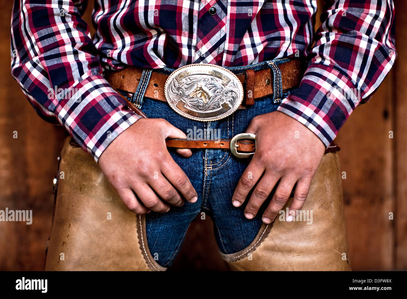 Wrangler Cowgirl debout avec les pouces dans la ceinture de sécurité en  cuir chaps, Montana, USA Photo Stock - Alamy