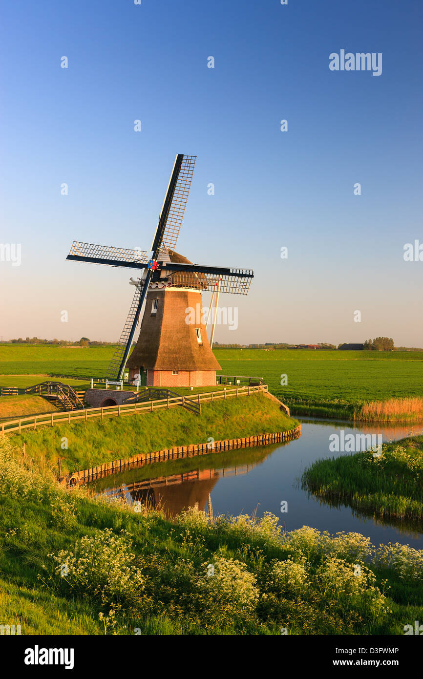 Moulin à vent les Goliath à l'Eemshaven dans la province de Groningue, Pays-Bas Banque D'Images