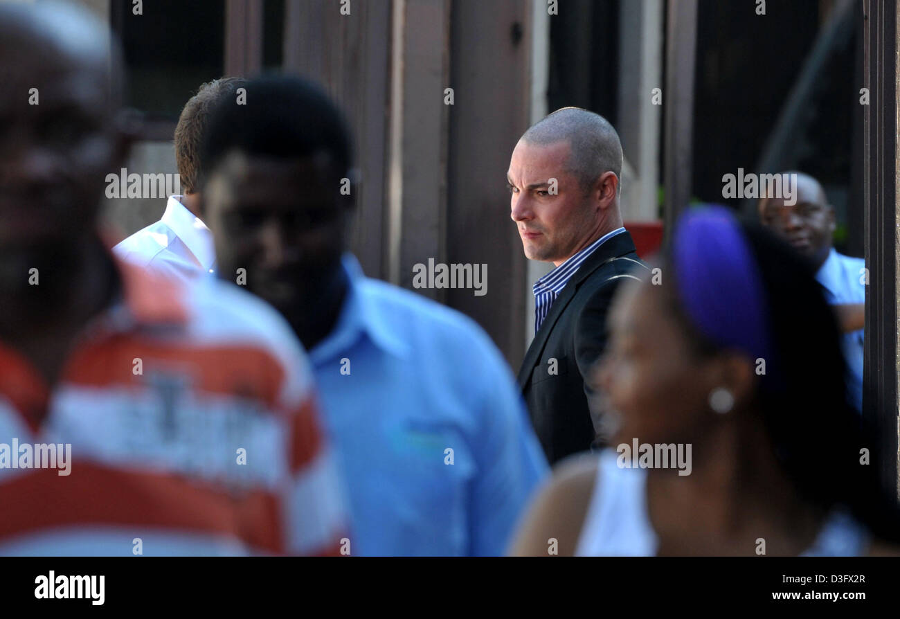 PRETORIA, AFRIQUE DU SUD : Oscar Pistorius Carl Pistorius, le frère d'arriver à la Cour de magistrat de Pretoria le 19 février 2013 pour l'audience de son frère à Pretoria, Afrique du Sud. Pistorius est qui est accusé d'avoir assassiné sa petite amie Reeva Steenkamp, dans sa maison de bois d'argent est qui se présentent au tribunal pour son cautionnement. (Photo par Gallo Images / Foto24 / Deaan Vivier) Banque D'Images