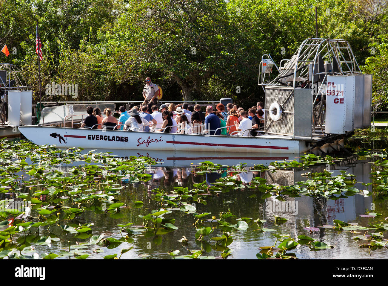 Les touristes sur un hydroglisseur, les Everglades, Florida, USA Banque D'Images