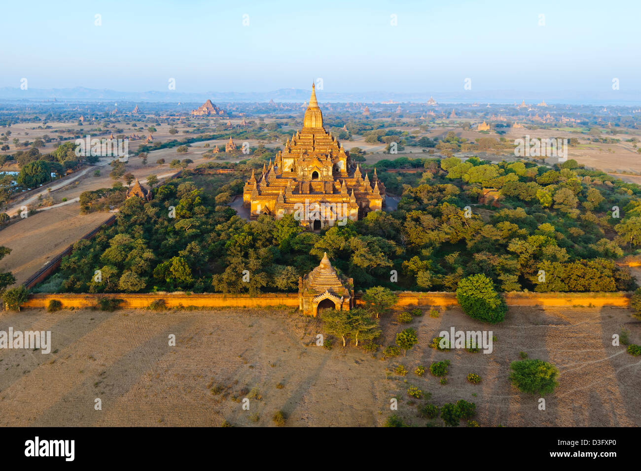 Vue aérienne de la 13e siècle Htilominlo Temple bouddhiste à Bagan au Myanmar (ex-Birmanie) à l'aube. Banque D'Images