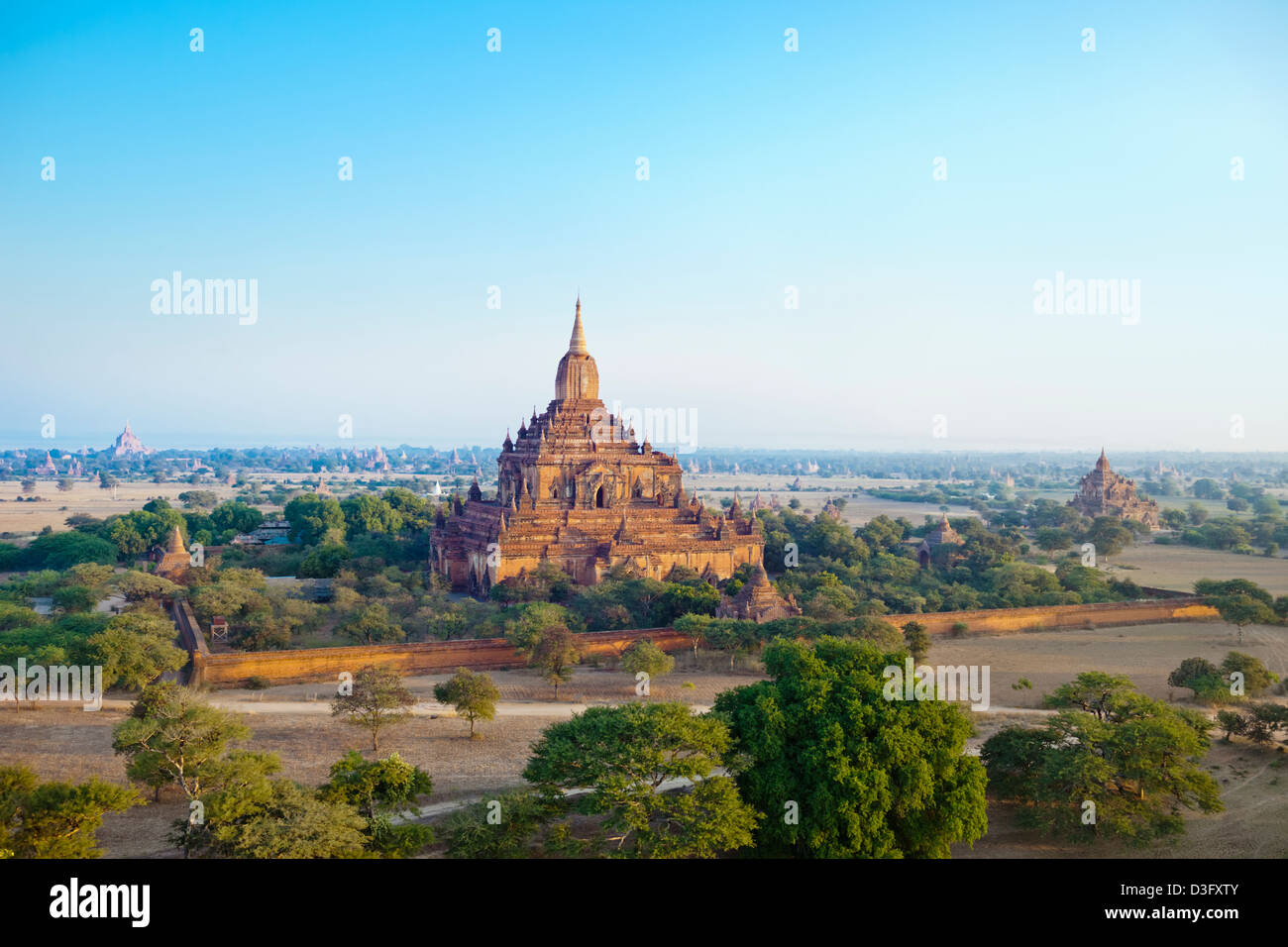 Vue aérienne de la 13e siècle Htilominlo Temple bouddhiste à Bagan au Myanmar (ex-Birmanie) à l'aube. Banque D'Images