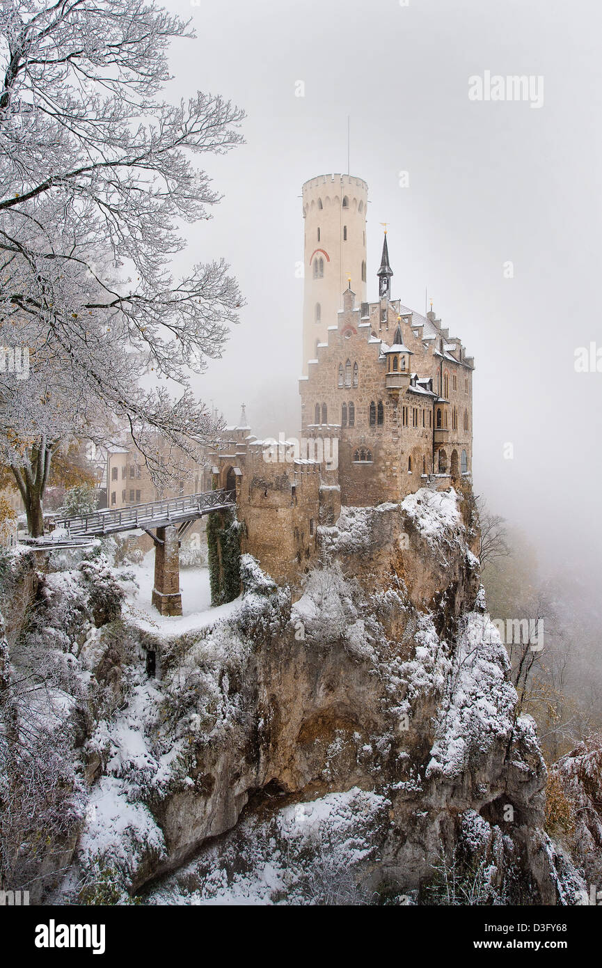 La magnifique et romantique Schloss Lichtenstein dans les Alpes Souabe, Allemagne se trouve perché sur un précipice sur un jour froid en hiver Banque D'Images