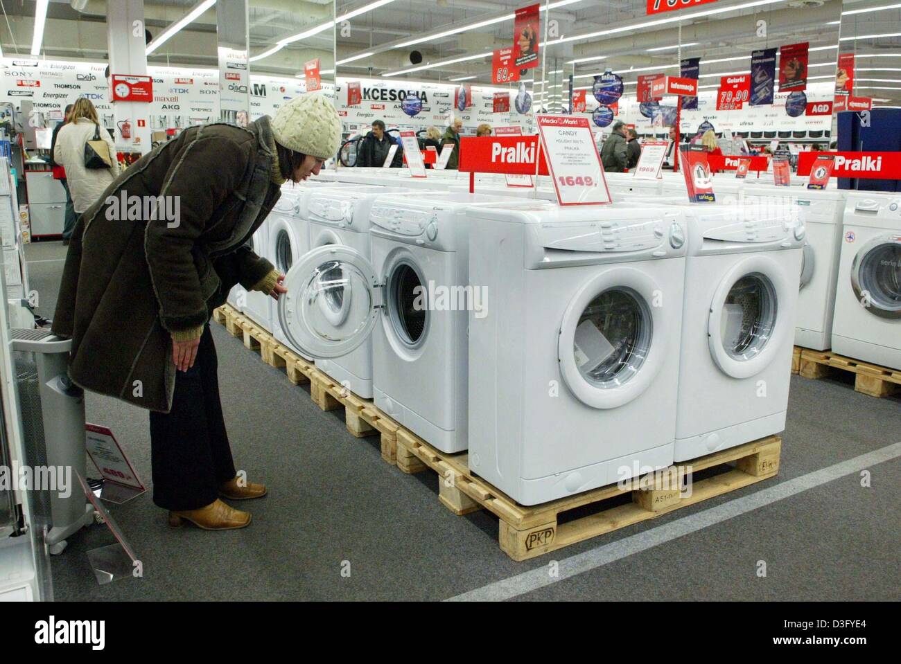 Afp) - Un client ressemble à une machine à laver dans un supermarché de la  chaîne de détaillants d'électronique grand media "Markt" à Varsovie,  Pologne, 10 janvier 2003. Selon l'information de l'entreprise,