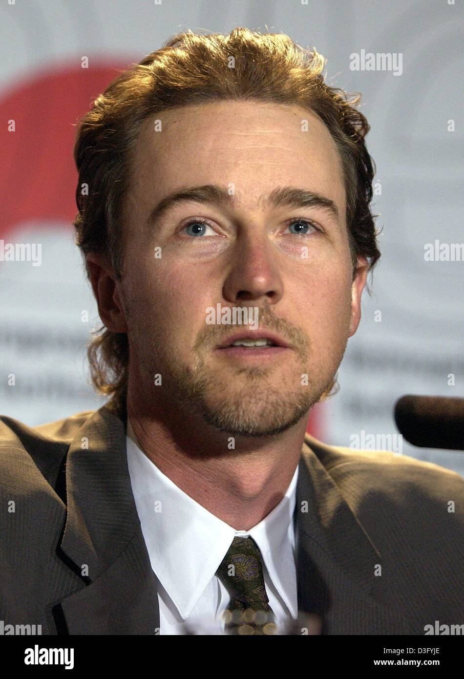 (Afp) - L'acteur américain Edward Norton présente son dernier film "25e heure" au cours d'une conférence de presse au Festival International du Film de Berlin à Berlin, 12 février 2003. Le film s'exécute dans la section Panorama du festival. 25 'Heure' s'agit d'un trafiquant de drogues qui est condamné à sept ans de prison et vit son dernier jour de liberté dans un New York marqué par les attentats du 11 septembre. Banque D'Images