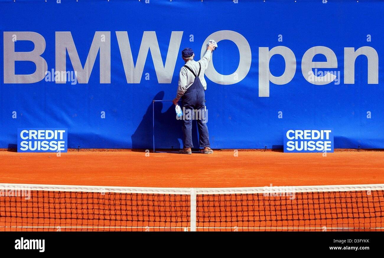 (Afp) - Un homme nettoie un bandeau publicitaire pour l'Open BMW, Munich, Allemagne, 25 avril 2003. Le 26 avril, le 88e championnat international de tennis Open BMW va commencer. 32 joueurs seront en compétition jusqu'au 4 mai pour gagner un prix de 380 000 euros. Banque D'Images