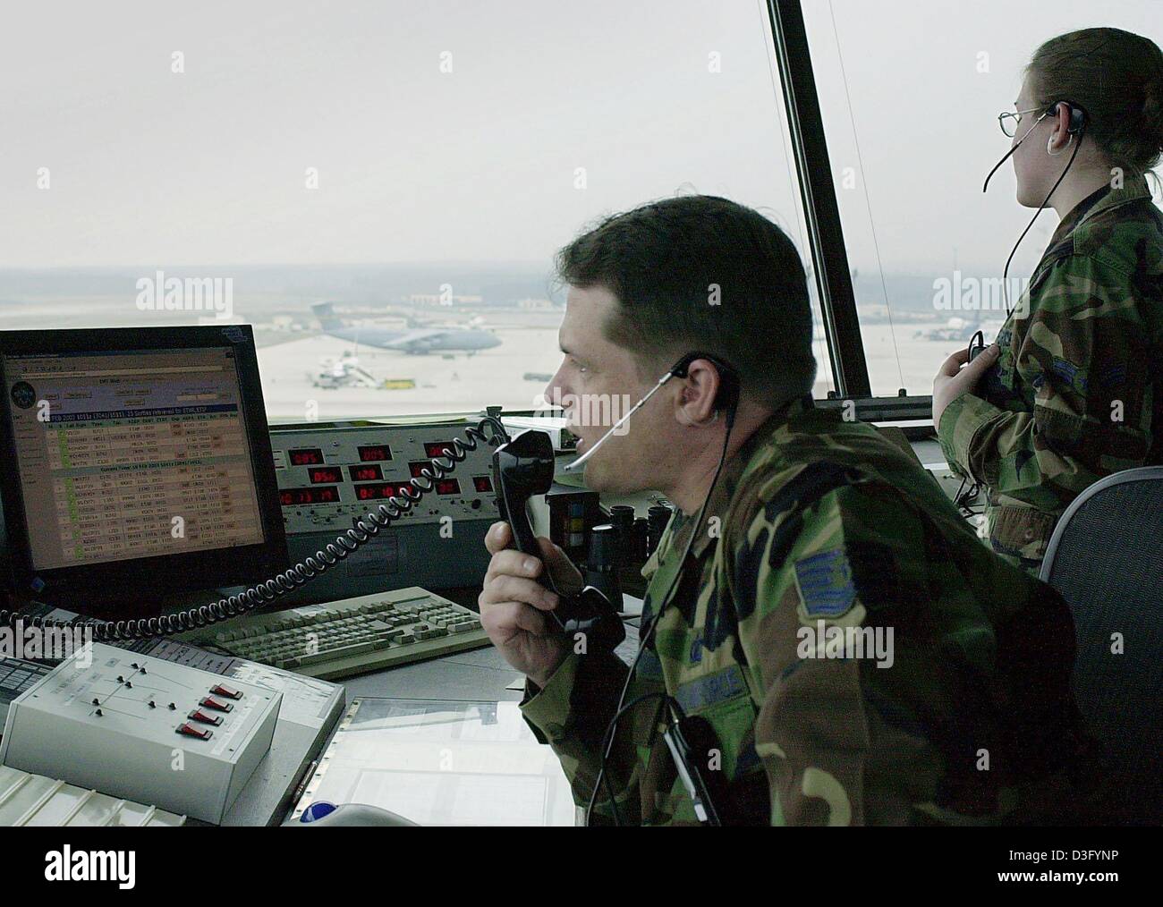 (Afp) - Des soldats américains de contrôler l'espace aérien à partir de la tour de la base aérienne de Ramstein US près de Landstuhl, Allemagne occidentale, 10 février 2003. Ramstein est la plus grande base de l'US air force à l'extérieur des États-Unis. C'est la maison de la 86e escadre de transport aérien (escadron de transport) et le siège social de l'US Air Forces canadiennes en Europe. Selon le journal "Welt am Sonntag" la défense américaine Banque D'Images