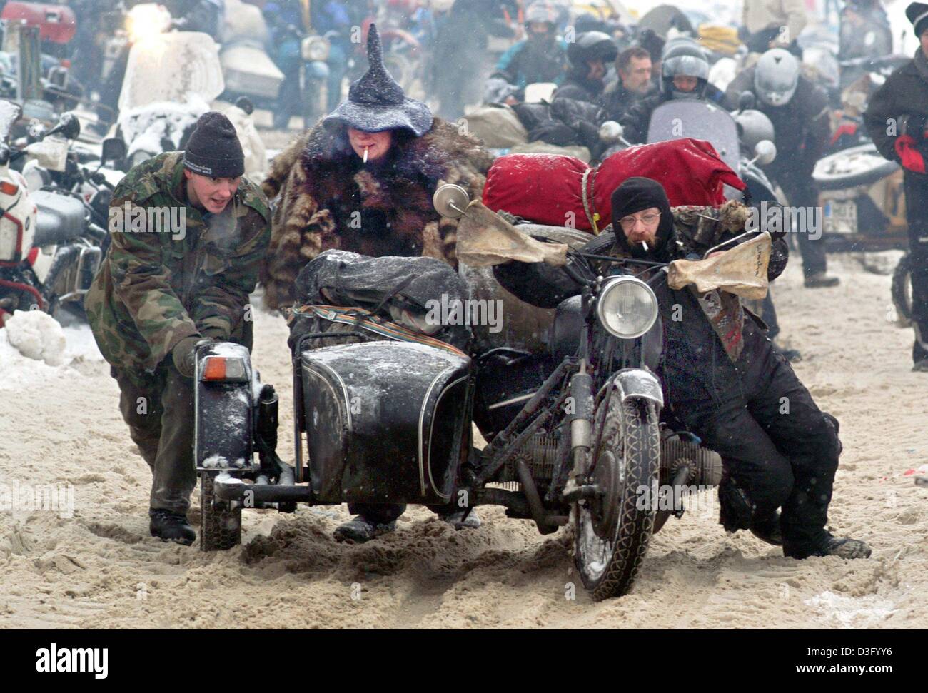 Afp) - trois motards pousser une moto avec side-car à travers le sable  profond à des vététistes Thurmansbang, Allemagne, 2 février 2003. Autour de  moto 3500 fans de divers pays se sont