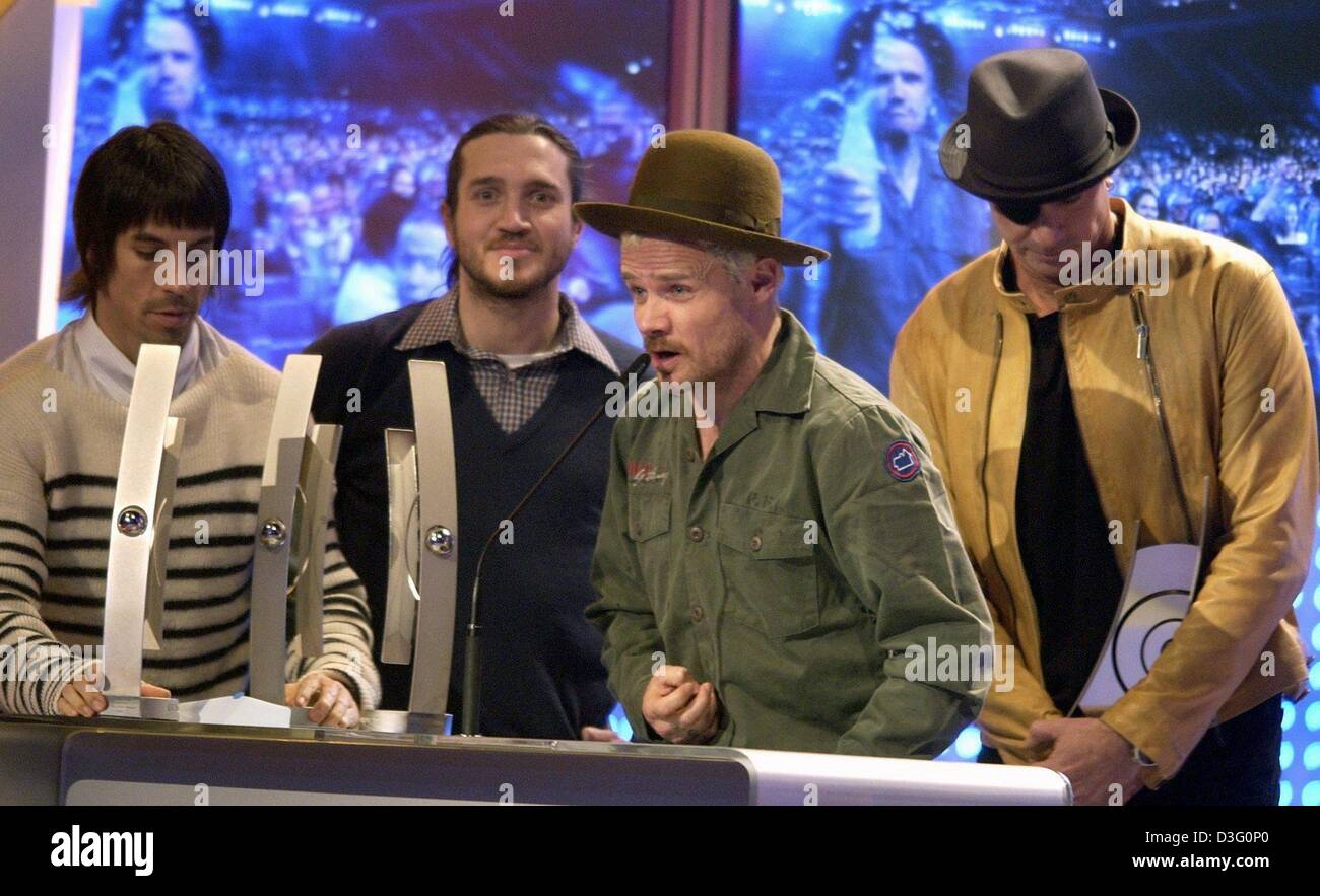 (Afp) - Le groupe culte AMÉRICAIN 'Red Hot Chili Peppers' grâce la Deutsche Phono-Akademie pour le prix de l'écho que le groupe reçoit comme le meilleur groupe international dans le Centre International des Congrès ICC à proximité de la tour radio de Berlin, 15 février 2003. Plus de 5 000 fans étaient présents. En Allemagne, la 'echo' est considéré comme équivalent à l'American 'Grammy', l'un des top music awards Banque D'Images