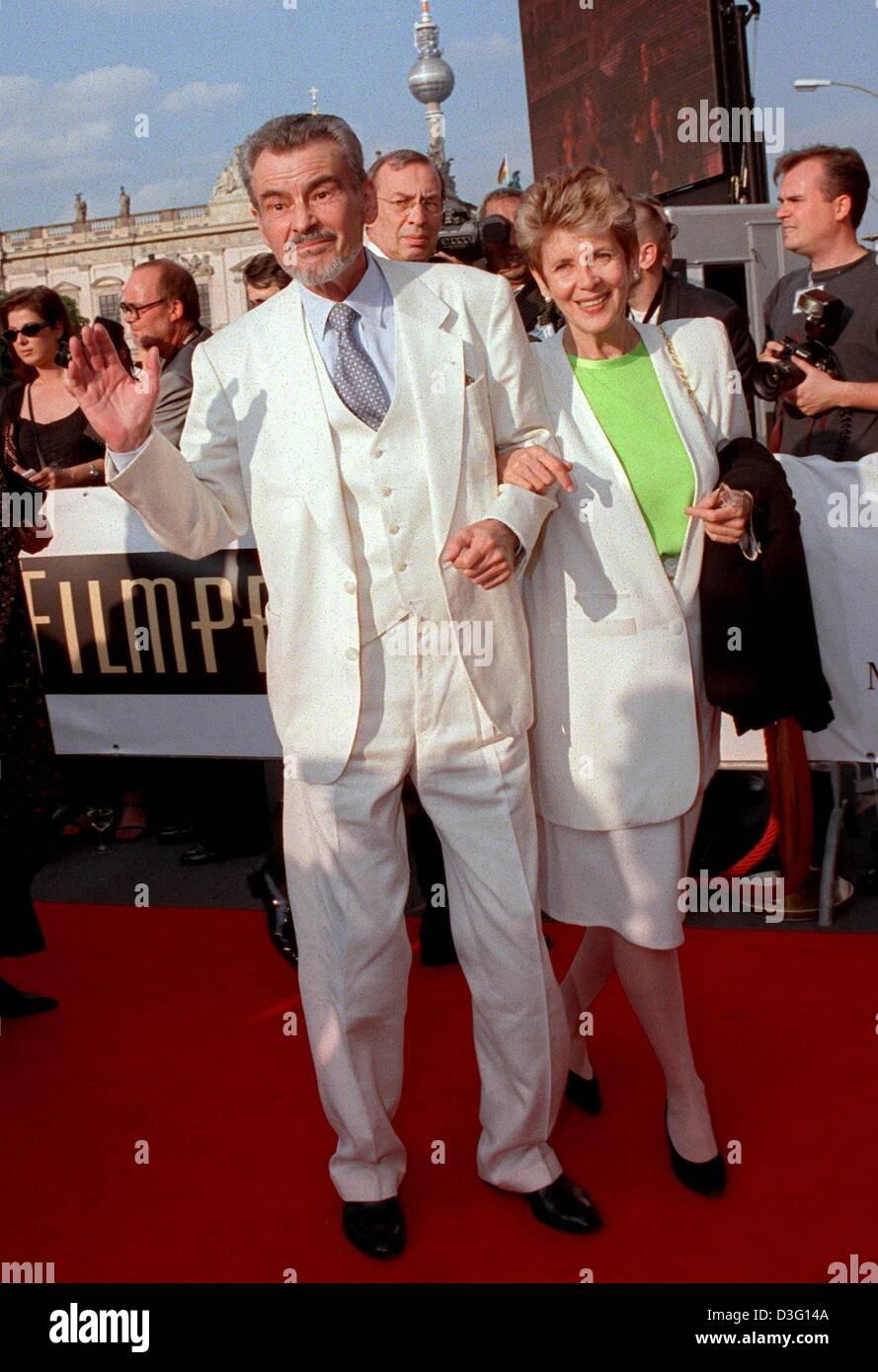 (Afp) - L'acteur allemand Horst Buchholz' Hotte 'vagues pour ses fans comme il arrive avec sa femme Myriam à la remise du Prix du Film allemand à Berlin, le 17 juin 1999. La légende allemande est mort 3 mars 2003, à l'âge de 69 ans à Berlin d'une "grave maladie". Buchholz a été l'un des rares acteurs allemands pour venir à renommée internationale et de réussir à Hollywood. Né le 4 décembre 1933 à Berli Banque D'Images