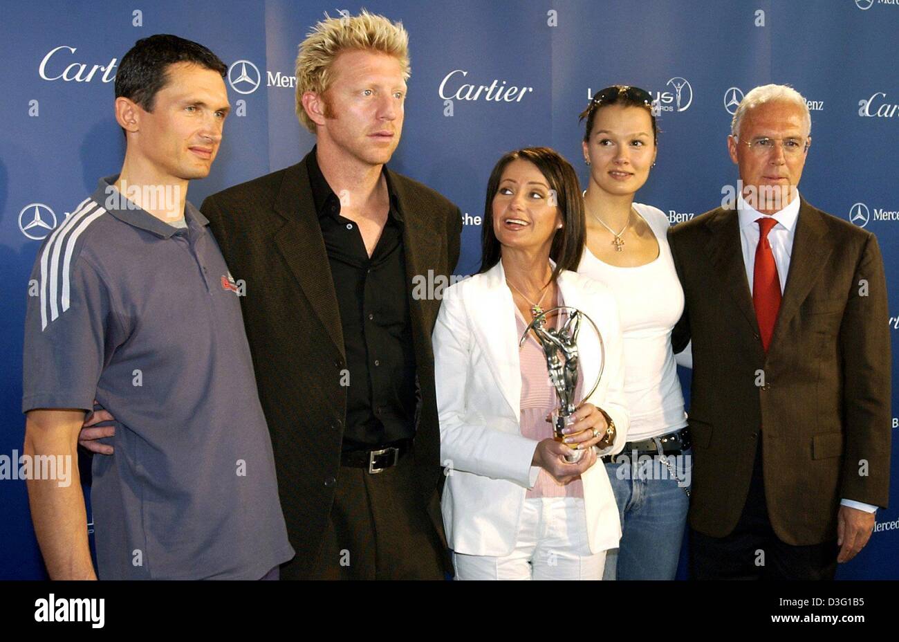 (Afp) - Les juges et les candidats de la "Laureus World Sports Award' (L-R) cycliste allemand Michael Teuber, ex pro de tennis allemand Boris Becker, ex gymnaste Roumaine Nadia Comaneci, nageuse Franziska van Almsick allemand et président du club de football FC Bayern Munich et ex star de football Franz Beckenbauer pose devant l'appareil photo à Berlin, Allemagne, 25 mars 2003. Teuber est nominé pour "Meilleur Banque D'Images