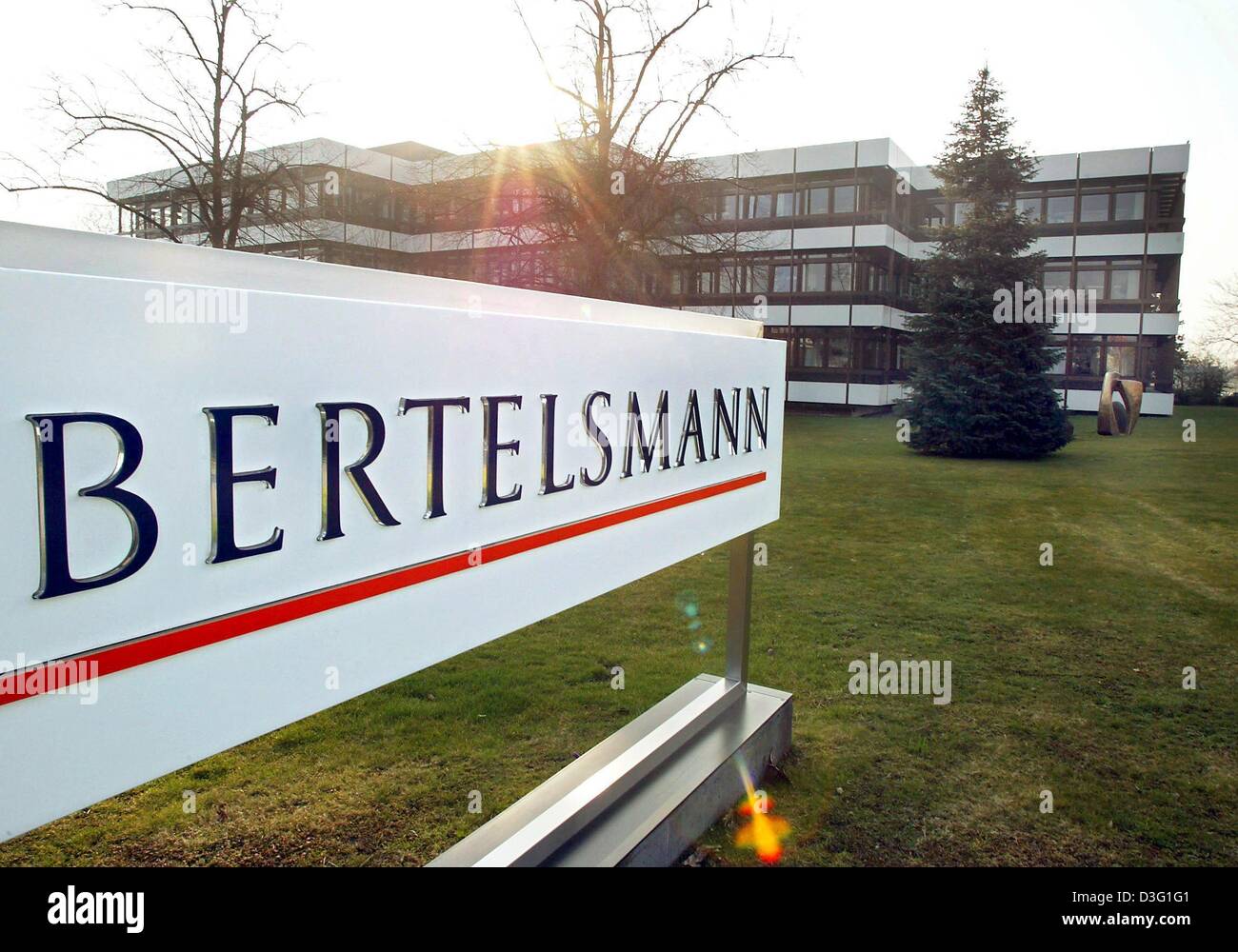 (Afp) - Une vue de l'édifice administratif principal du groupe de médias Bertelsmann à Gütersloh, Allemagne, 25 mars 2003. Le plus grand d'Europe, Bertelsmann Media group, a déclaré qu'il n'a pas suivi la tendance du marché et stagnation de l'économie en faisant des bénéfices d'exploitation de 936 millions d'euros l'année dernière. À l'exception de son book club privé, tous les l'entreprise allemande de l'édition et des médias d'intérêts ont été en Banque D'Images