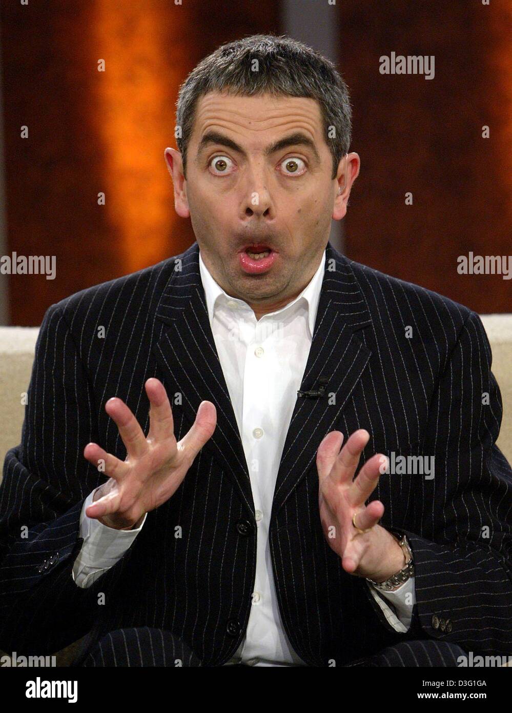 (Afp) - Le comédien britannique Rowan Atkinson alias 'Mr Bean' tire une face au cours de l'émission de télévision populaire 'Wetten Dass... ?' (pari que... ?), à Lucerne, Suisse, 22 mars 2003. L'émission en direct diffusée par la station de télévision allemande ZDF a été regardée par 13,8 millions de personnes, bien qu'il a été l'objet d'être annulée à la dernière minute en raison de la guerre en Irak. Banque D'Images