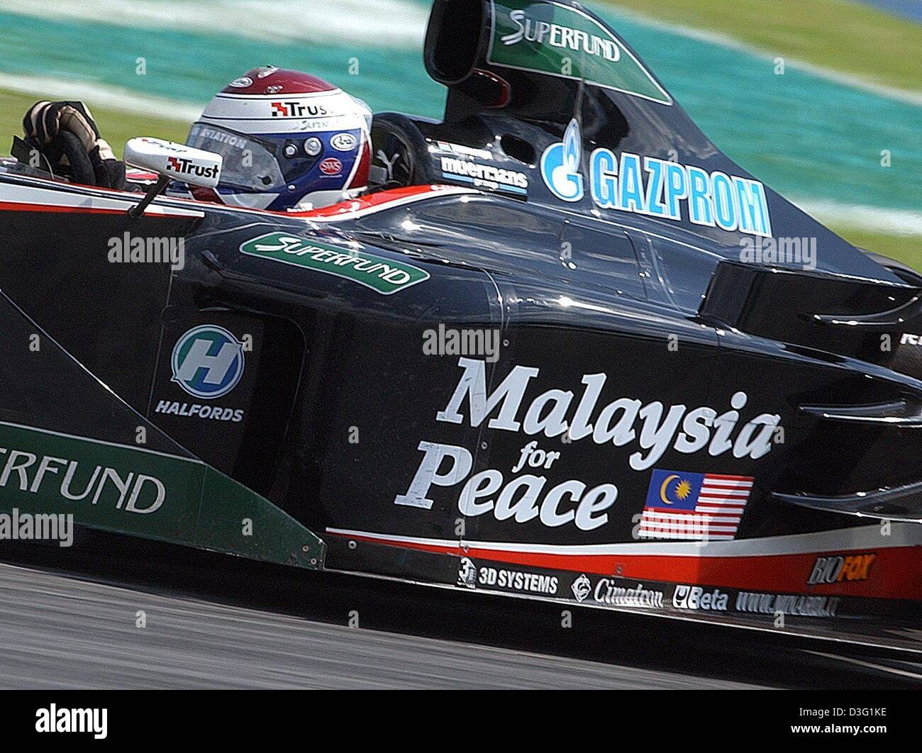 (Afp) - un conducteur formual néerlandais Jos Verstappen (Minardi) dispose d'un grand autocollant placé sur sa voiture de course de Formule 1 au cours de laquelle il conduit la course de grand prix de Formule 1 à Sepang, près de Kuala Lumpur, Malaisie, 23 mars 2003. L'étiquette de "Malaisie pour la paix". Jos Verstappen vient dans le 13e place à la course de grand prix de formule 1 de Malaisie. Banque D'Images