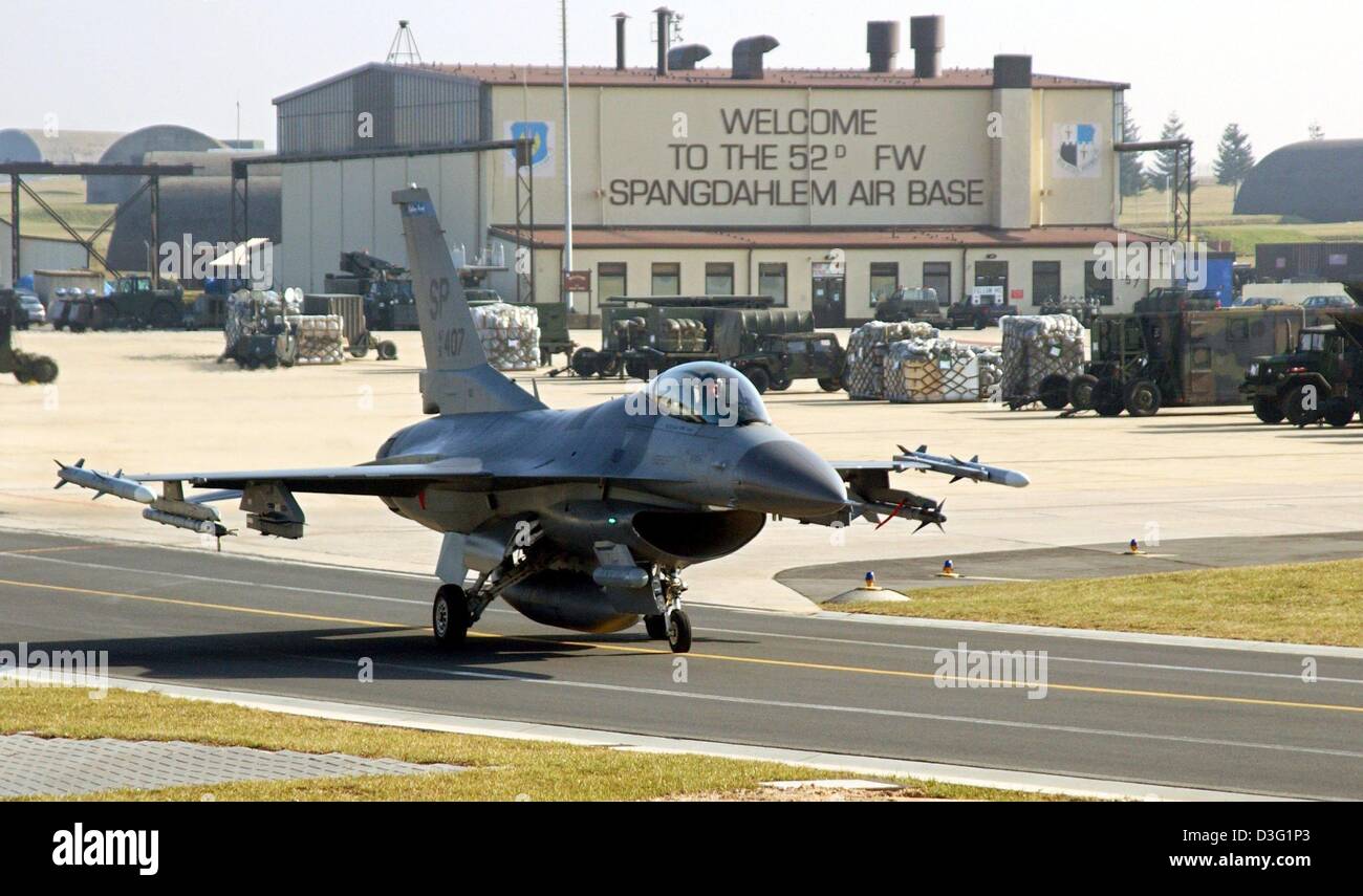 (Afp) - Un avion F-16 est en voie de la piste sur la base aérienne militaire américaine en Allemagne de l'ouest, Spangdahlem, 18 mars 2003. Au cours des dernières semaines, plusieurs avions de ce type ont été déployés dans la région du Moyen-Orient. Banque D'Images