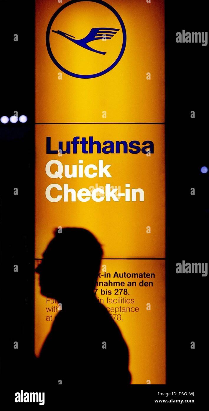 (Afp) - un passager se trouve à côté d'un comptoir à l'aéroport de Francfort, Allemagne, 4 novembre 2002. Après l'année difficile 2001, Lufthansa était de retour dans le noir en 2002. Selon les propres statistiques, Lufthansa a réalisé un bénéfice de 717 millions d'euros en 2002. En 2001 la deuxième plus grande compagnie aérienne avait un moins de 633 millions d'euros après impôts. Les détenteurs de parts sont dit de recevoir un Banque D'Images