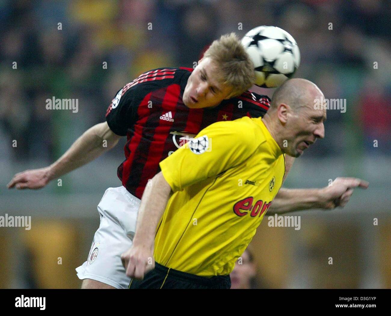 (Afp) - Dortmund's Jan Koller (R) et Milano's Martin Laursen duel pour un en-tête pendant le match de football de la Ligue des Champions de l'AC Milan contre Borussia Dortmund, Milan, Italie, 18 mars 2003. En dépit de gagner contre Milan 1-0, Dortmund n'est pas qualifié pour les quarts de finale de la Ligue des Champions. Milano avait déjà été reconnu comme vainqueur de son groupe. Banque D'Images