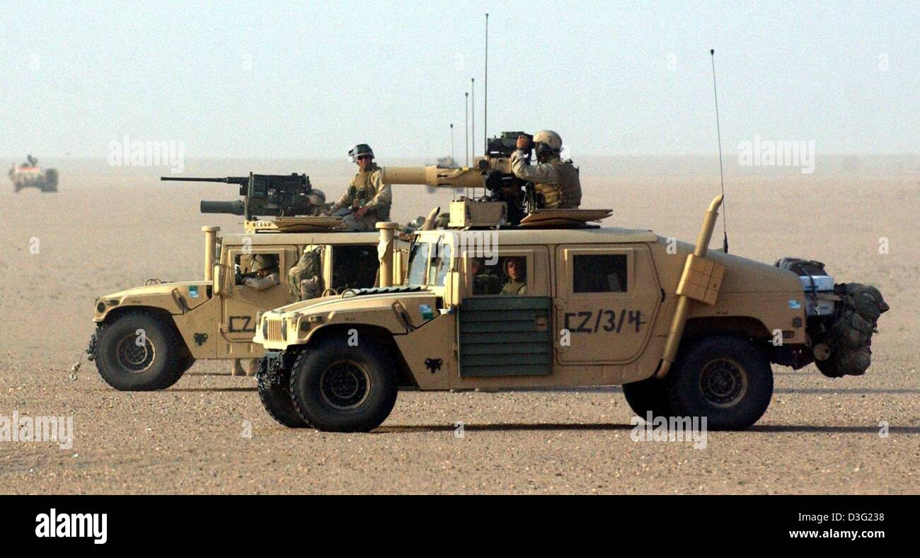 (Afp) - HUMMWE Amoured armés de missiles antichars TOW jeeps de la cultures marines-nous aller vers la frontière irakienne au Koweït, 19 mars 2003. Les soldats attendent les ordres de leur déploiement, du président américain Bush après l'expiration de l'ultimatum de 48 heures. Banque D'Images